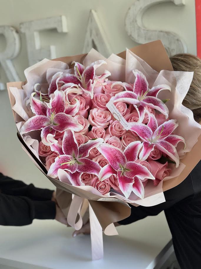 Stargazing into you - 3 dzn bouquet with lilies on top