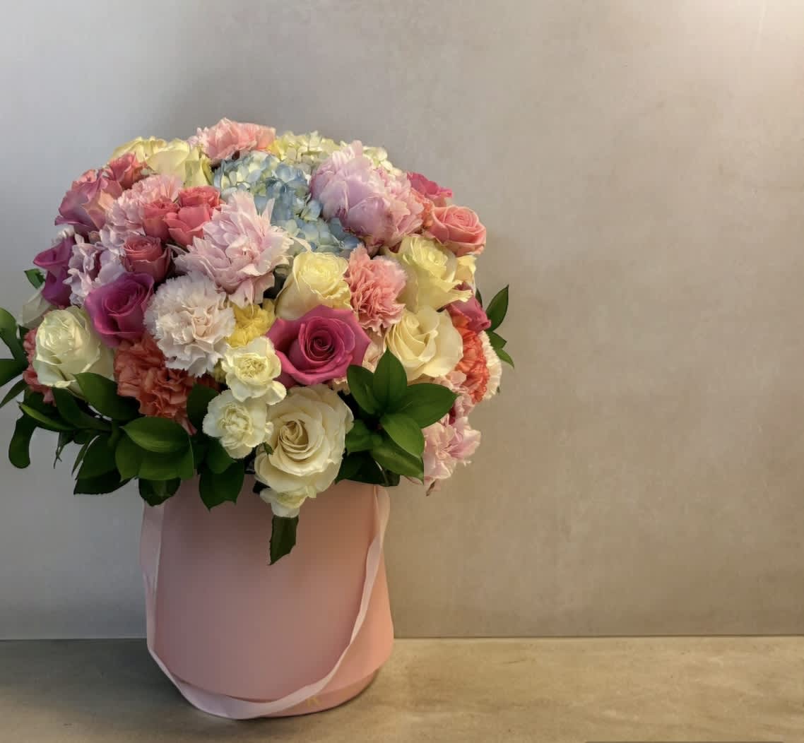 Sweet Symphony - Beautiful Composition with the finest and freshest flowers that are a true symphony of colors, handmade with a lot of love, the flowers can vary, without losing the essence of the arrangement, in soft tones 20x12