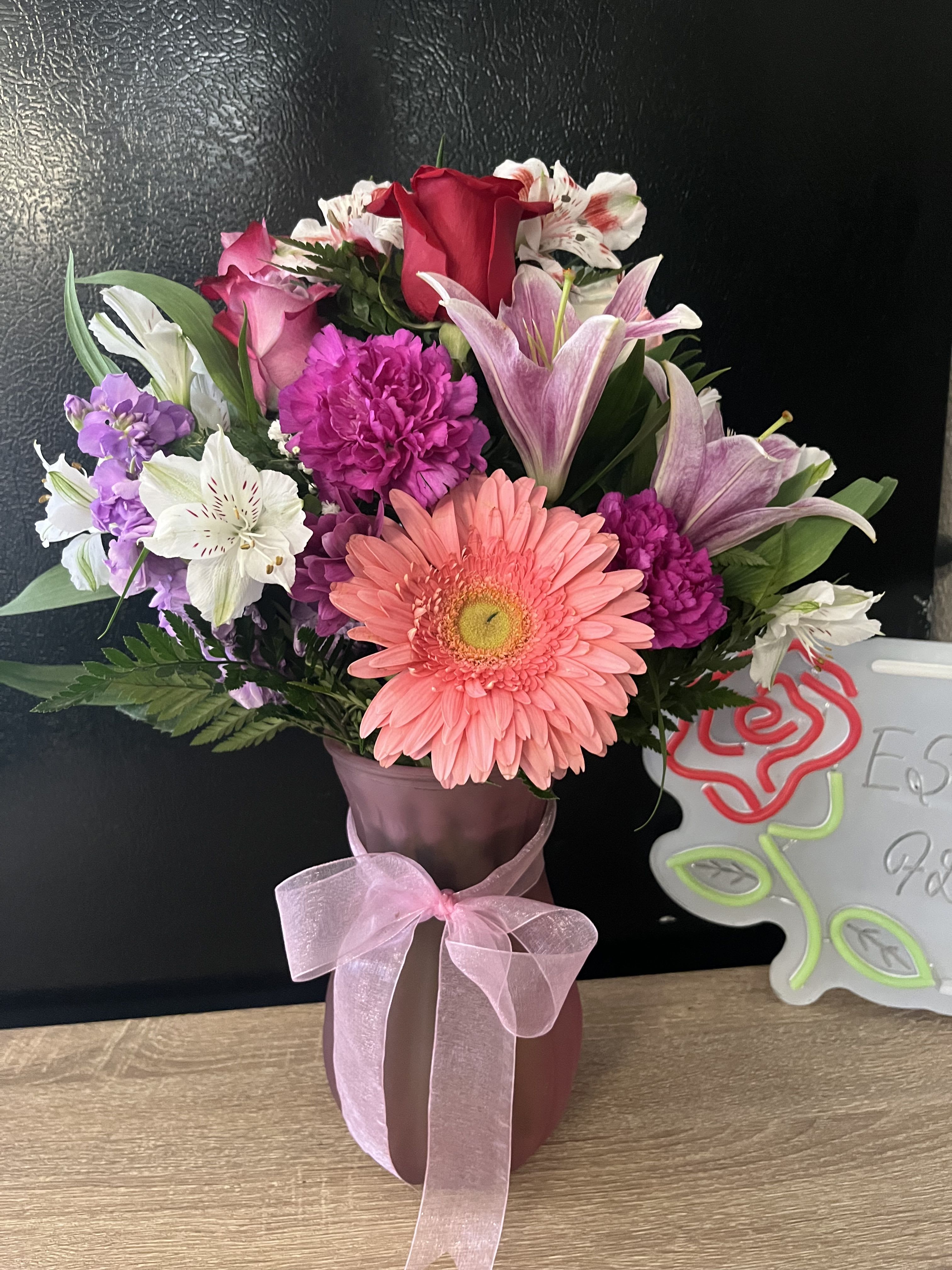 Flower Vase Bouquet  - fresh flowers in pink vase   The color of Gerber flowers may vary , due to seasonal colors , please be advice substitution of color may be change if color not available 