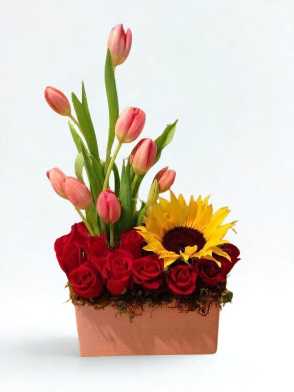 beso de tulipan - beautiful arrangement of tulips,roses and a sunflower.