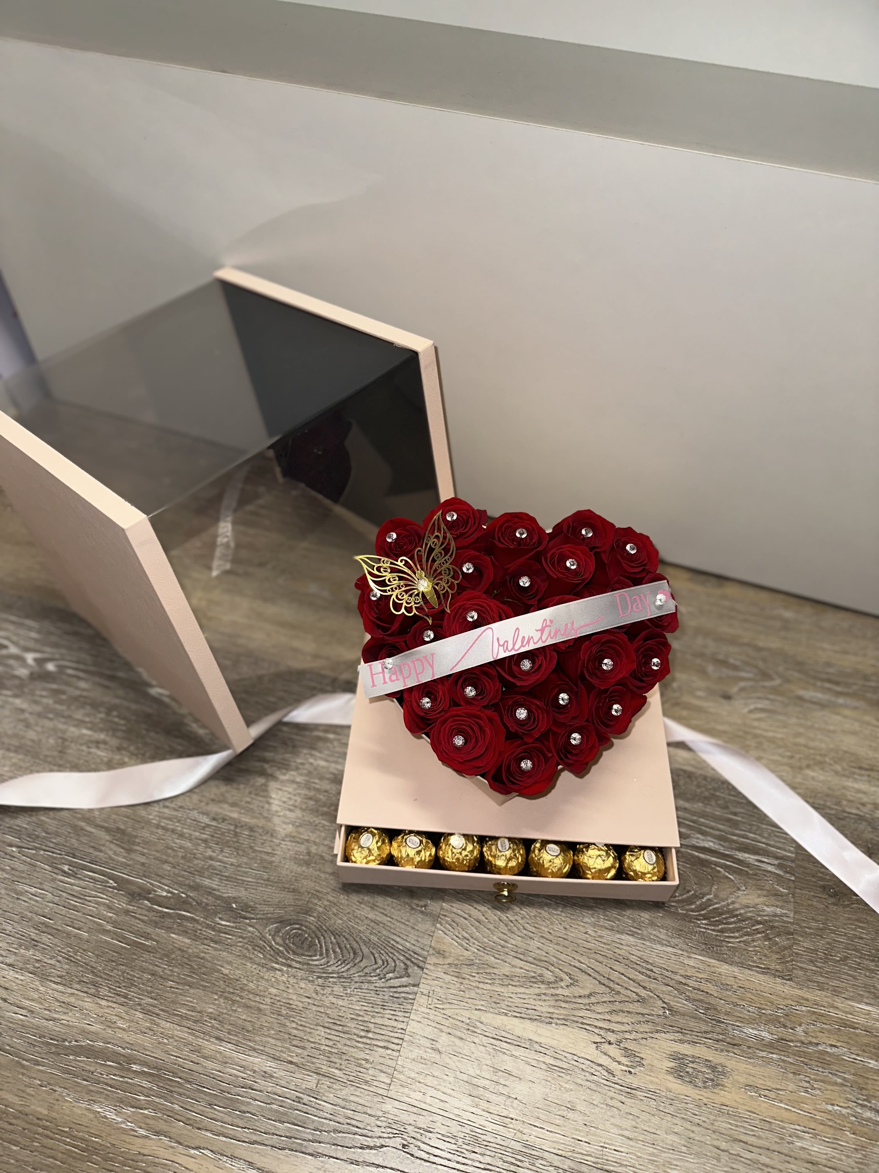 BEAUTIFUL PINK ACRYLIC BOX WITH RED ROSES - BEAUTIFUL PINK ACRYLIC BOX WITH RED ROSES, EACH ROSE HAS ITS FANTASY DIAMOND, IN THE BOTTOM DRAWER IT BRINGS 48 FERREROS CHOCOLATES, RIBBON WITH VALENTINE'S PHRASE (there are only 2 available)  .    