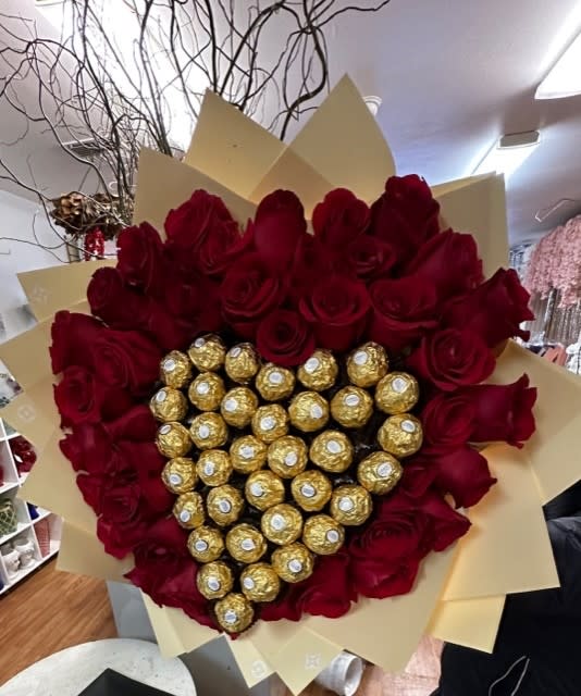 Ferrero Rocher Heart Buchon - 50 red roses with heart made out of Ferrero Rocher Chocolates