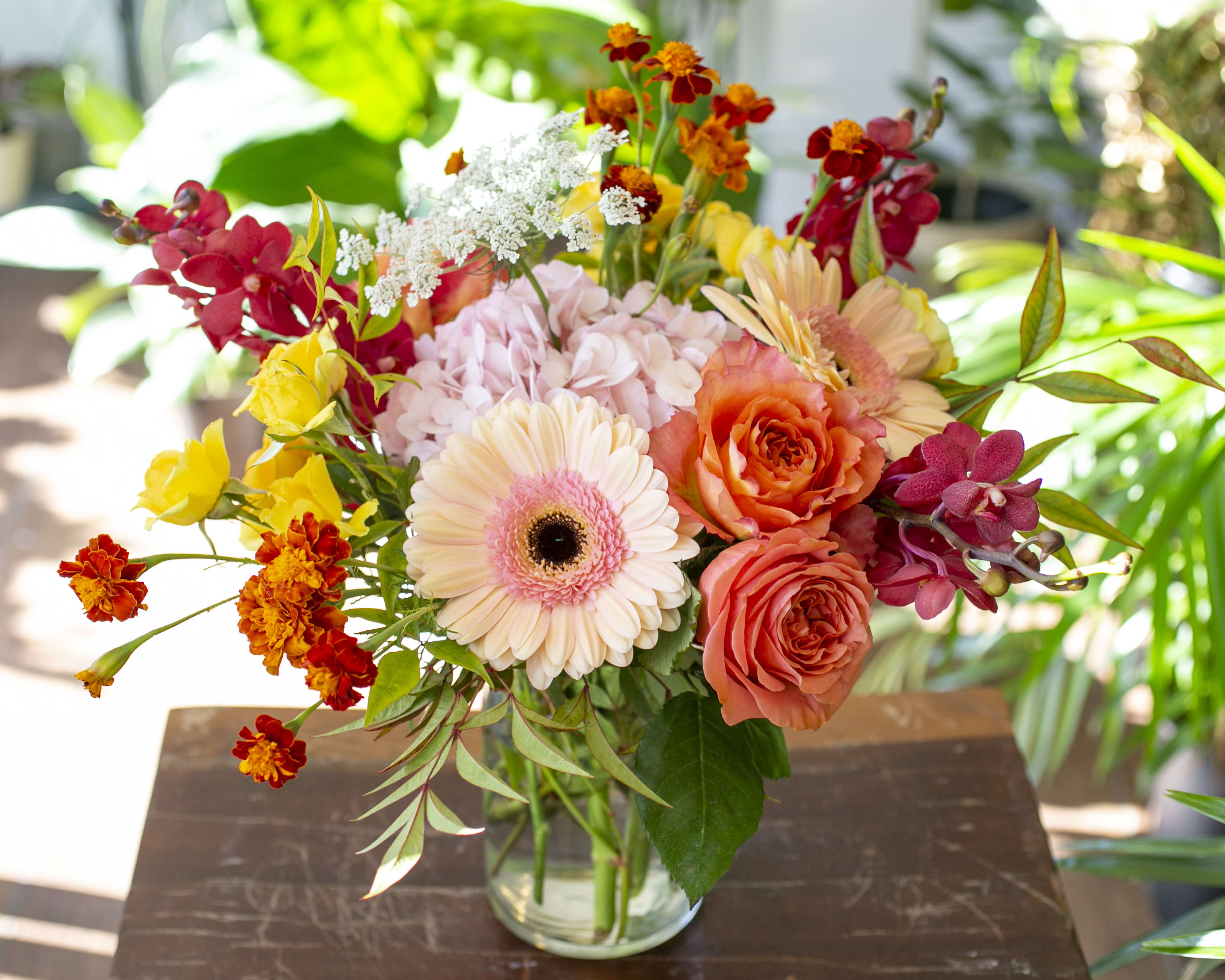 Alesia - Seasonal arrangement in glass vase