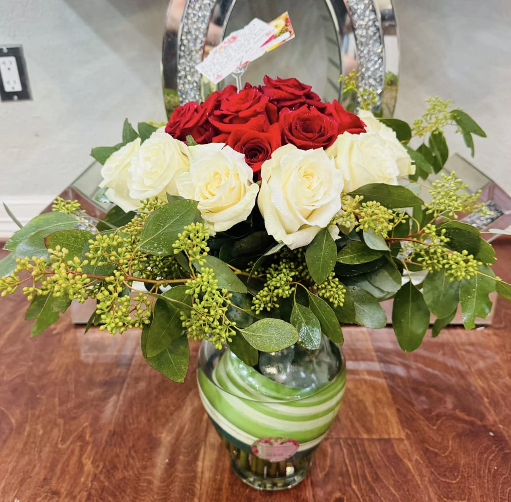 Loving Roses - 2 Dozen- Standard Bouquet 3 Dozen- Deluxe Bouquet This white and red roses is just perfect to create a chic yet romantic bouquet or a modern floral arrangement for all kinds of events. Regardless if you wish to buy them as a gift or as a decorative piece, you will love these freshly cut flowers with long green stems and lush leaves.