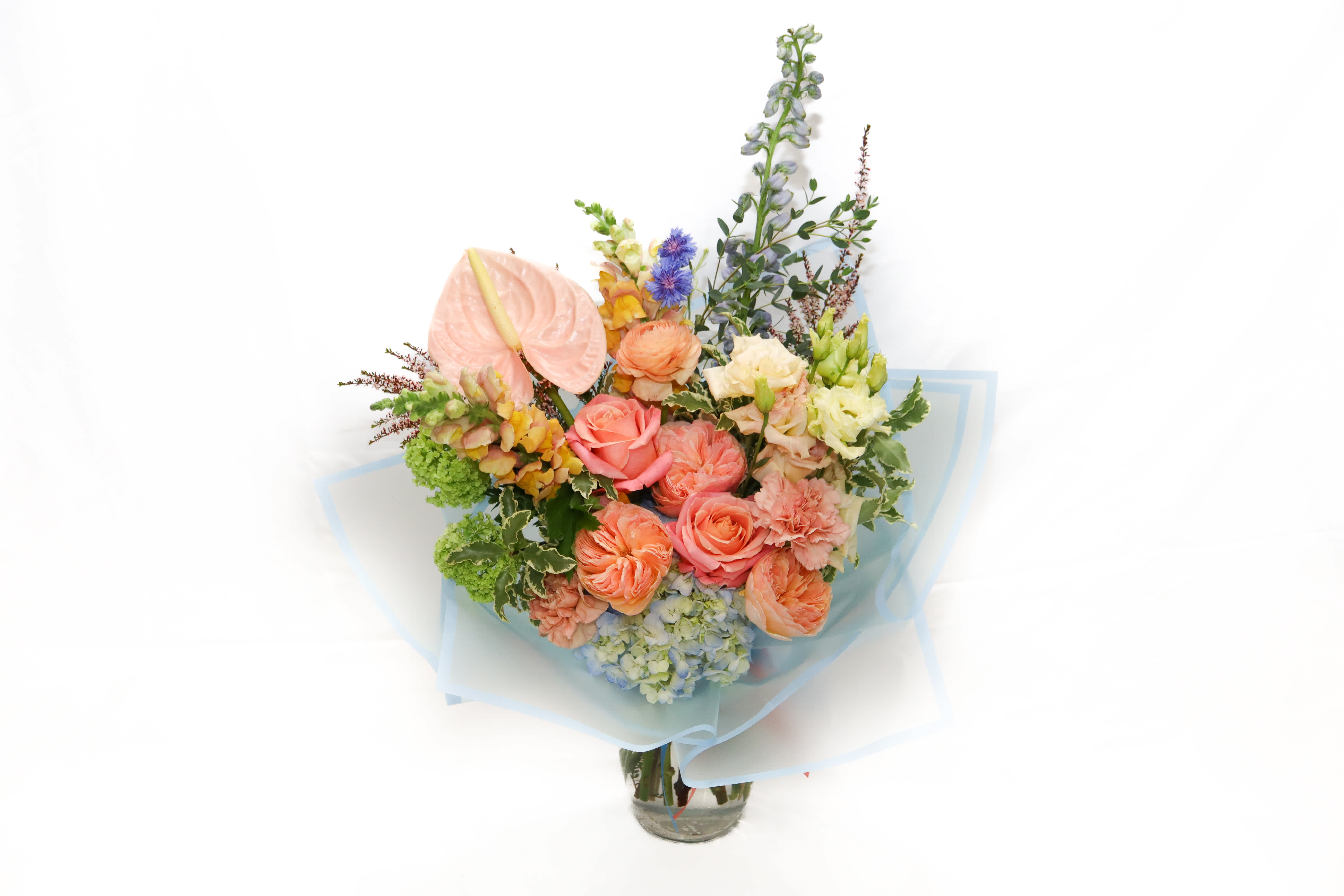 Midsummer - Midsummer  is one of the newest arrangement in our summer collection, comes is a glass vase.