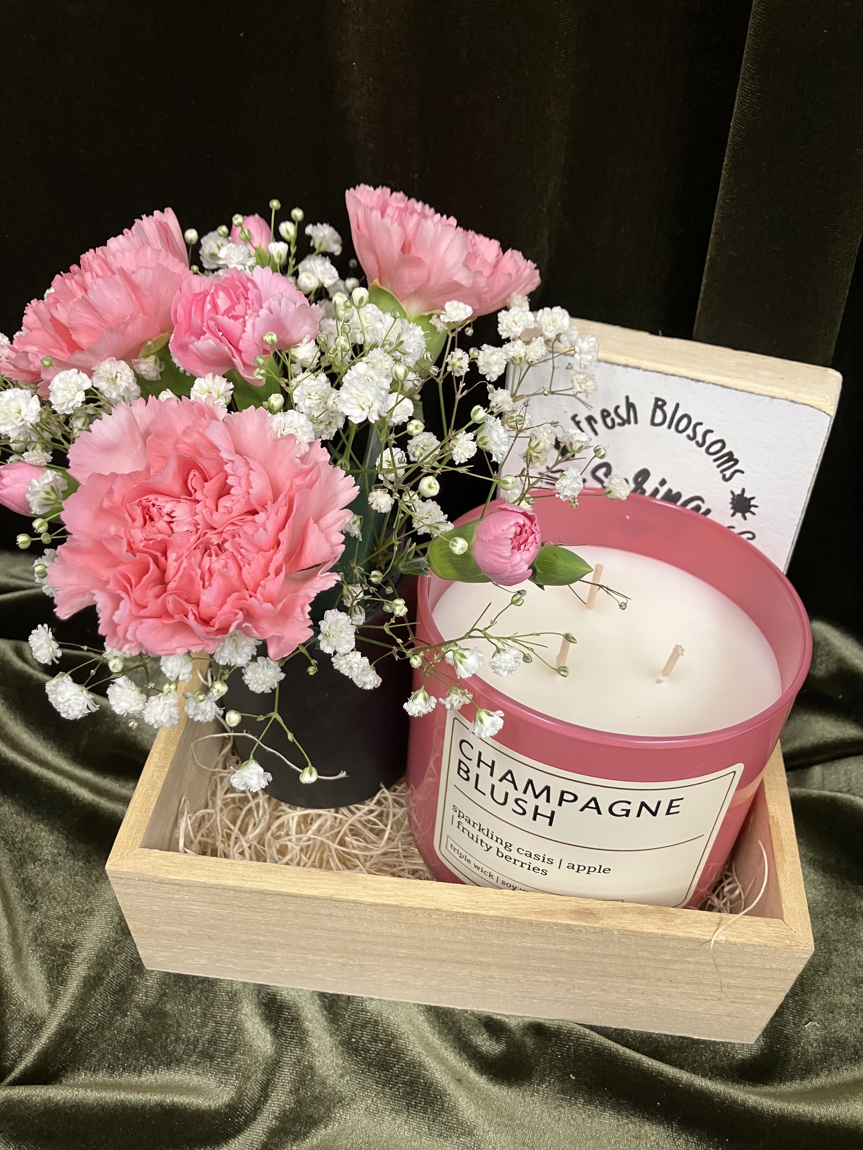 Pink Mini Box - Soft spring launch, send pink flowers in a mini barrel, delicious smelling candle and a cute sign for spring! 