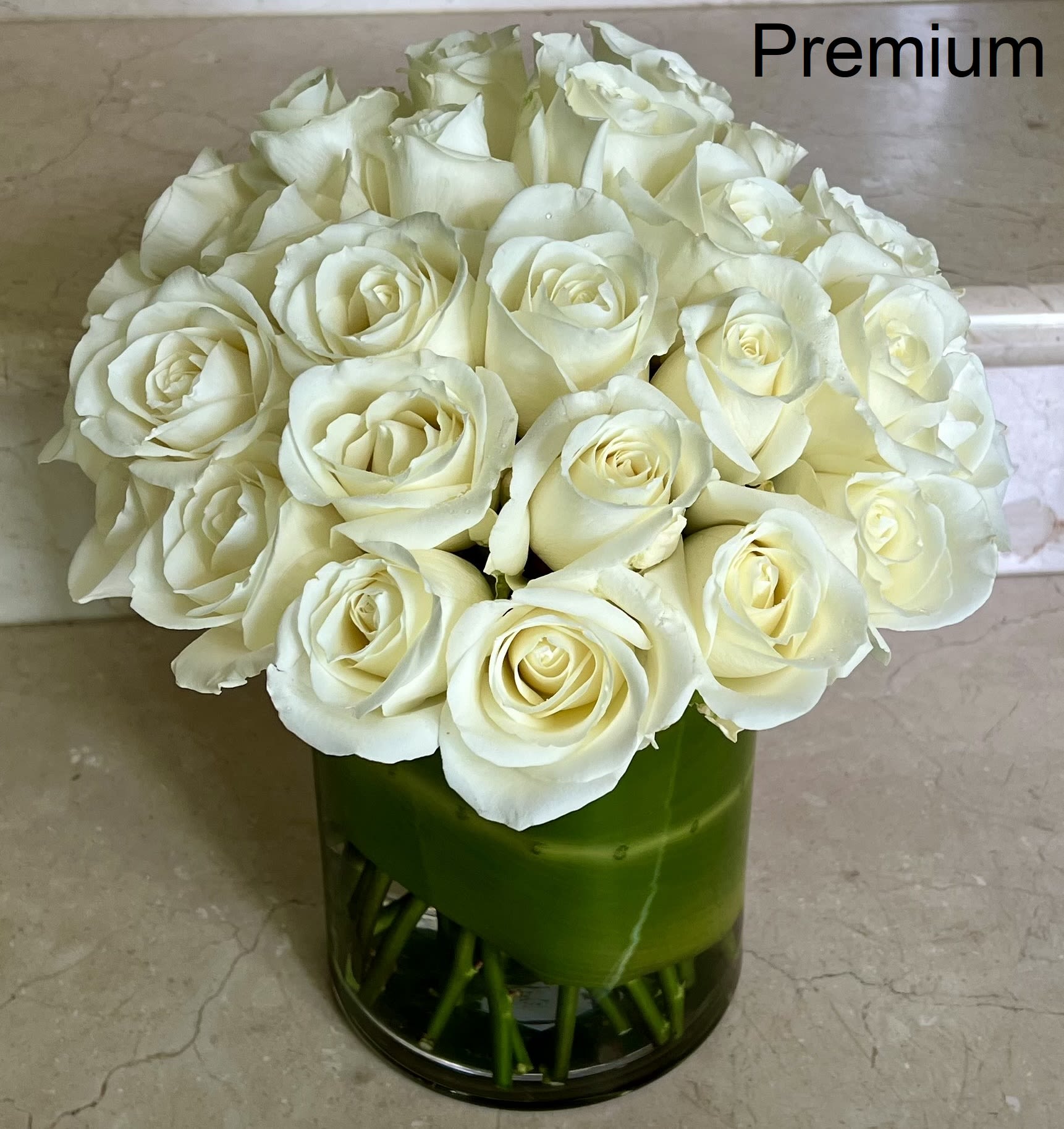 36 Roses White arranged in a vase, Pave Stylish. - 36 Roses White arranged in a vase, Pave Stylish.
