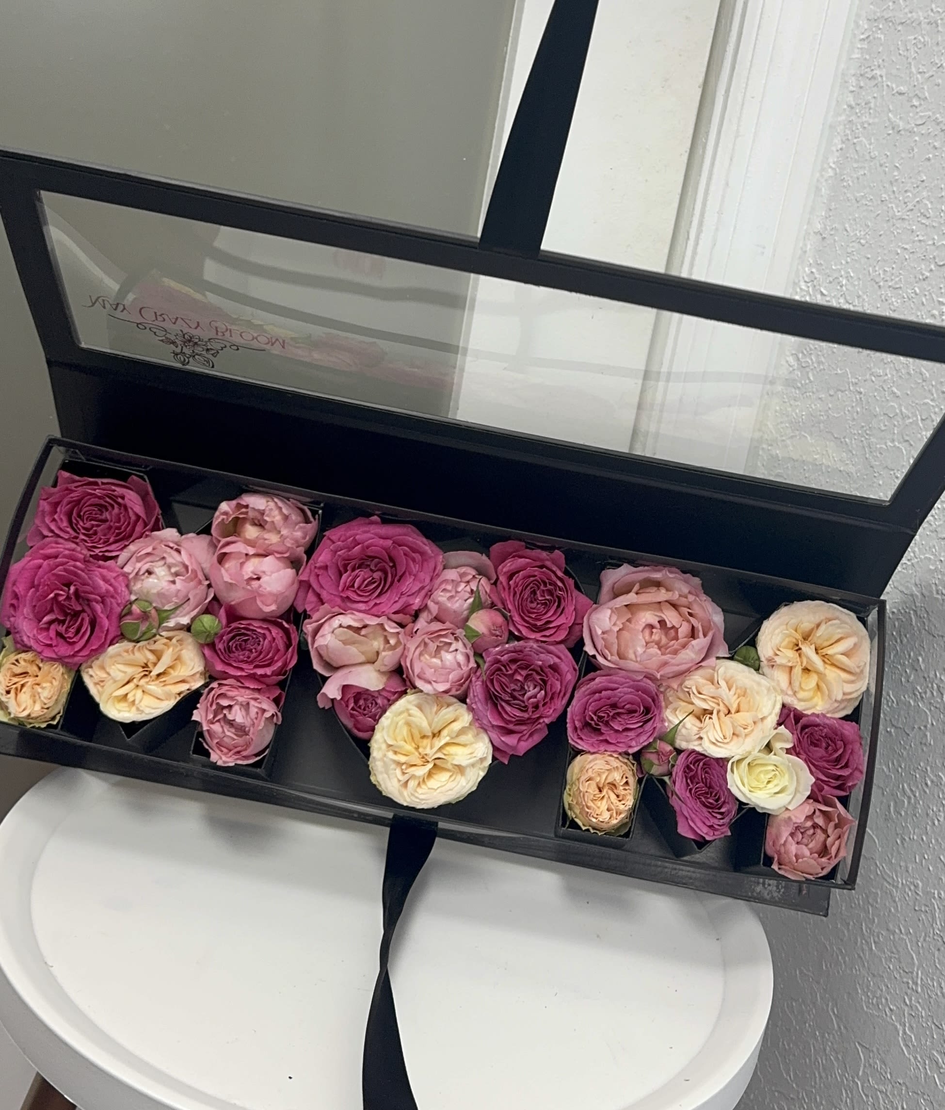 Mamá  - A colorful box with the word Mom 