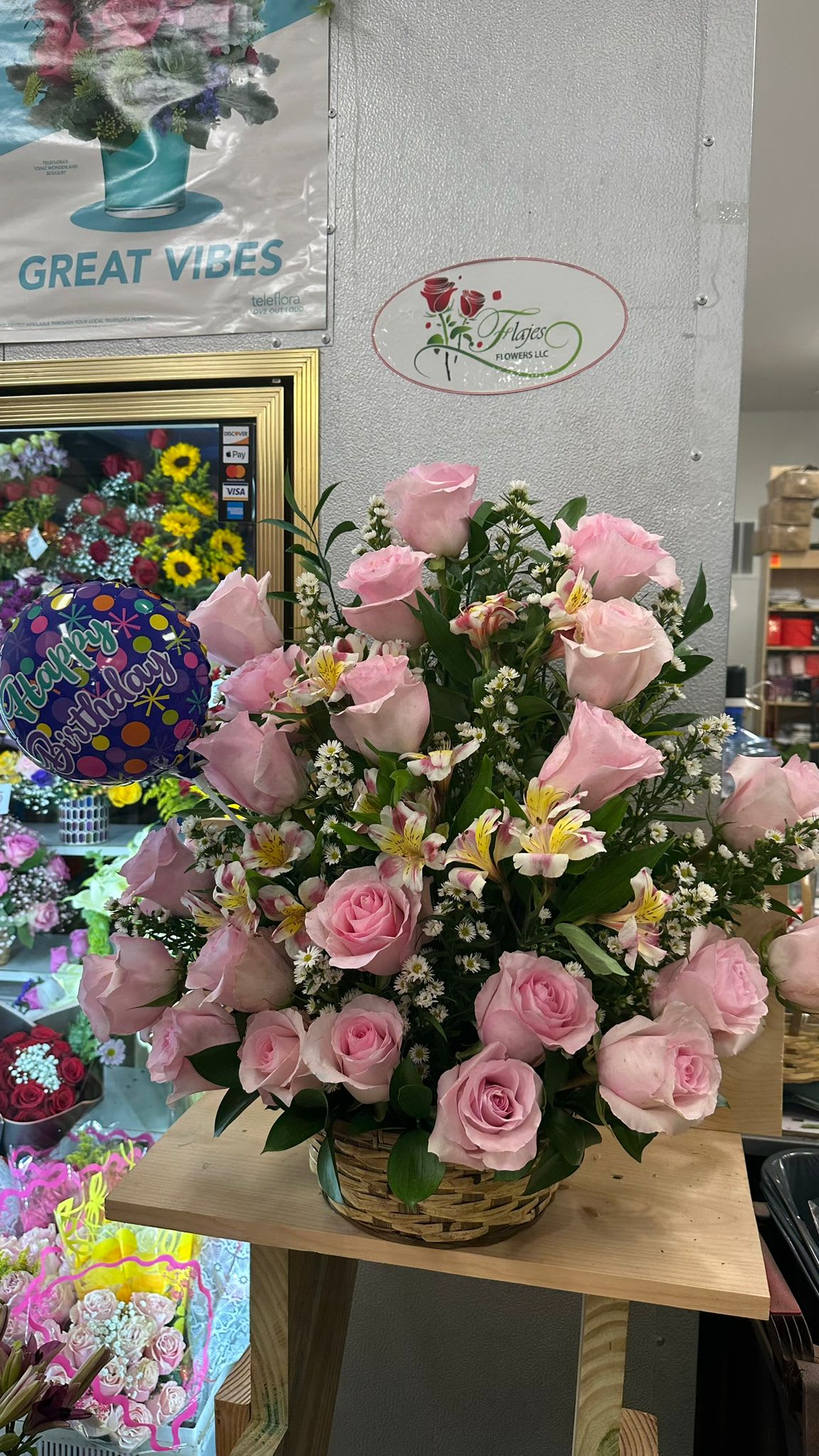 THE SWEET SMELL OF SPRING - A delicate and elegant arrangement of roses in light pink tones, carefully selected for their freshness and beauty. The soft tones of the roses convey tenderness and grace, creating a feeling of serenity and sweetness.  (ROSE VARIATIONS ARE MADE DEPENDING ON THE SEASON)