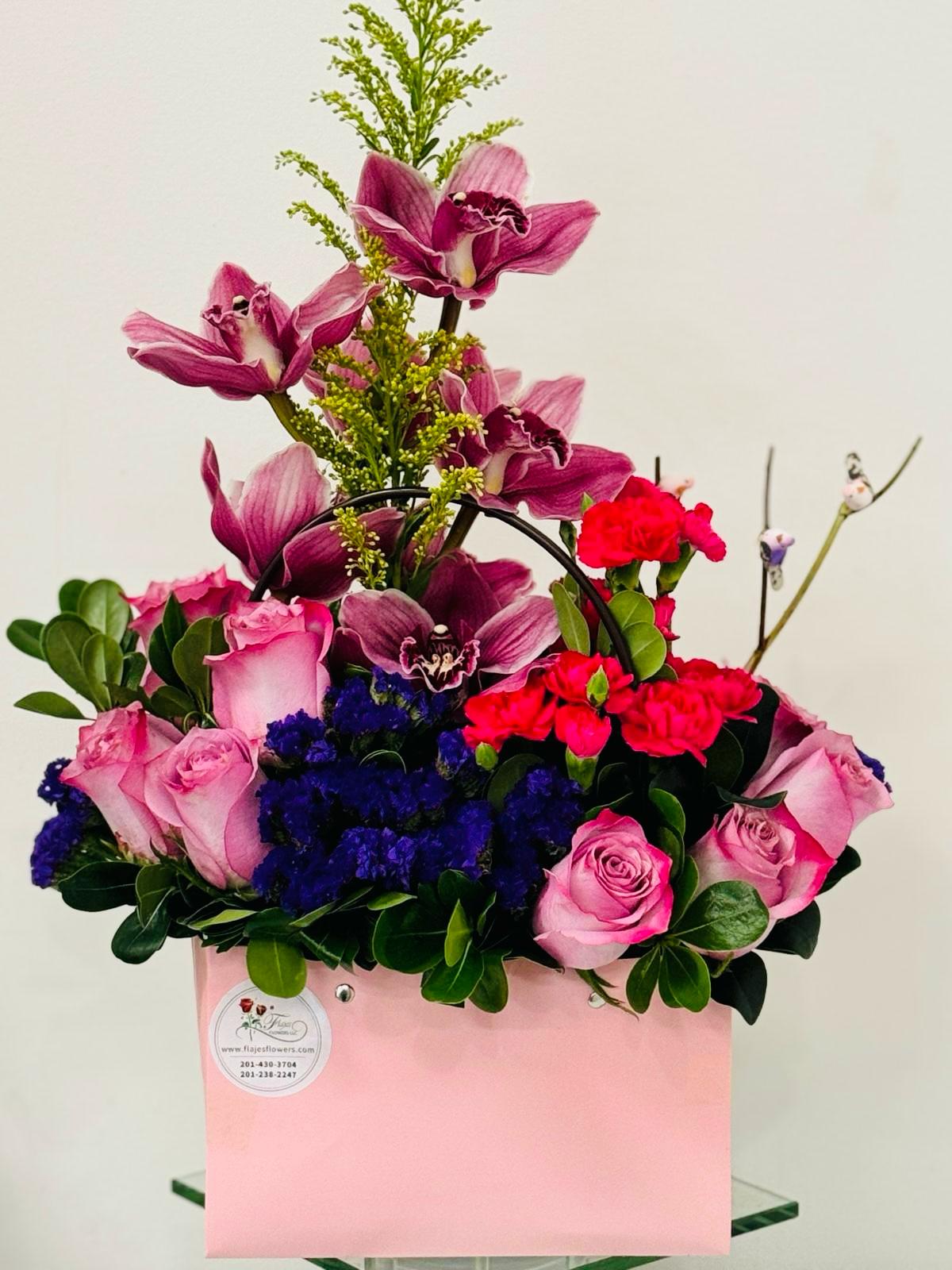 I love Mom. - The perfect detail to celebrate, a bag with a variety of colors and roses, This product may have some color and product changes.
