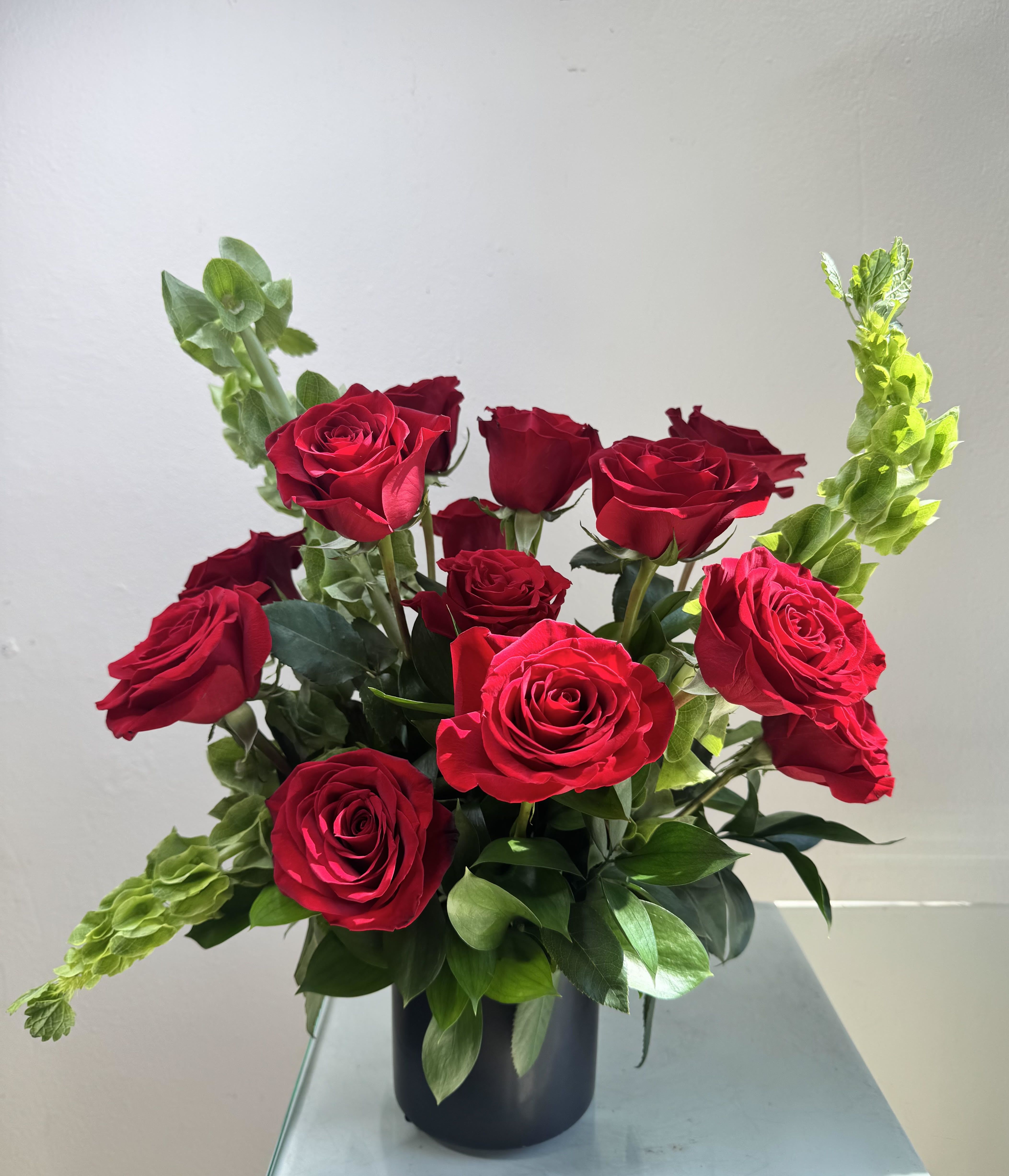LOVE SPELL - LOVE SPELL - a dozen roses in a black ceramic vase for your Valentines 