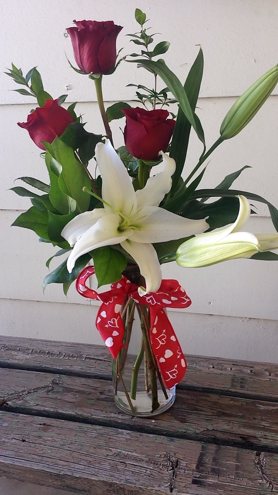 Be Mine blanca - 3 roses and a white liliy