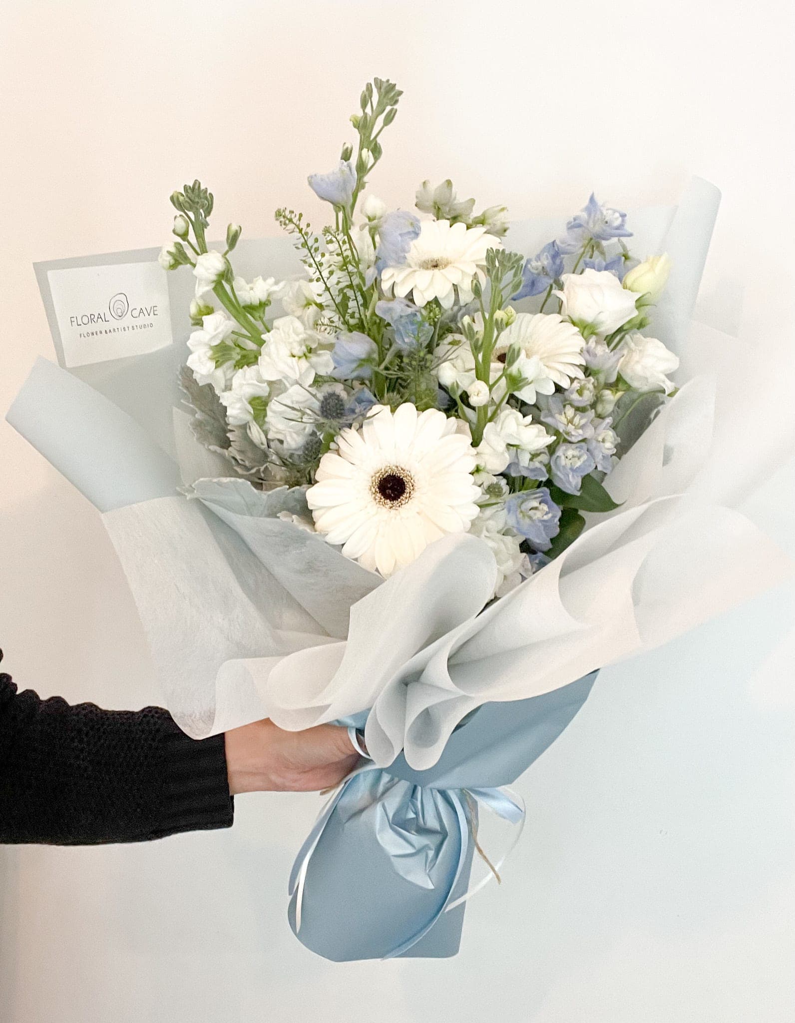 Gerbera Bouquet (Wrapping Paper Bouquet) - Bouquet with white gerbera as a point A combination of blue and white colors