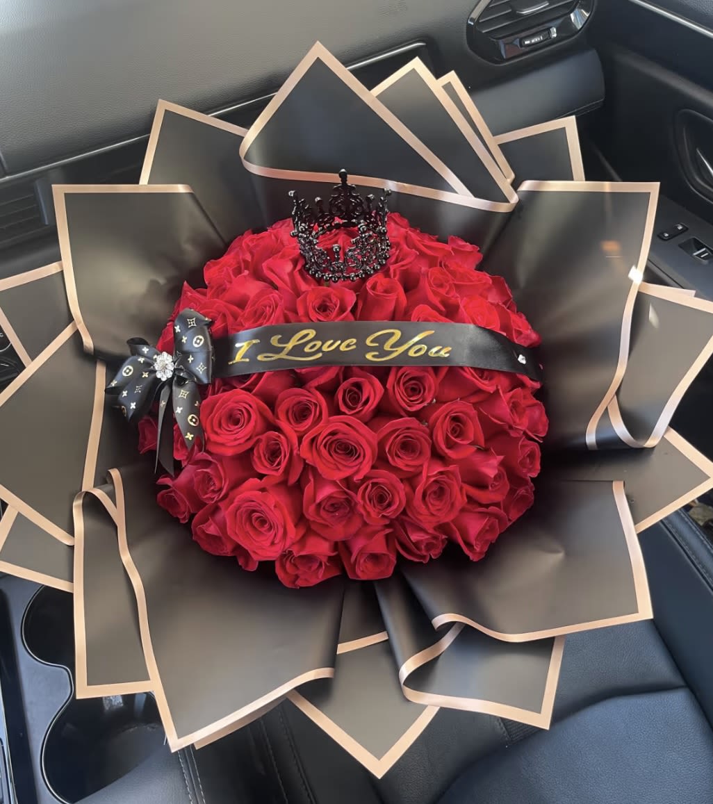 I Love You Queen  - 50 red roses in a buchón style bouquet 