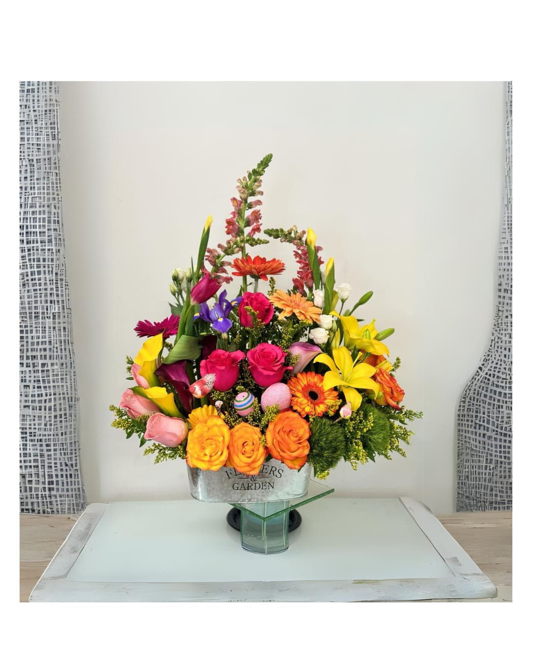 Arrangement of easter. - Spring colors prevail, flowers may vary depending on the season.