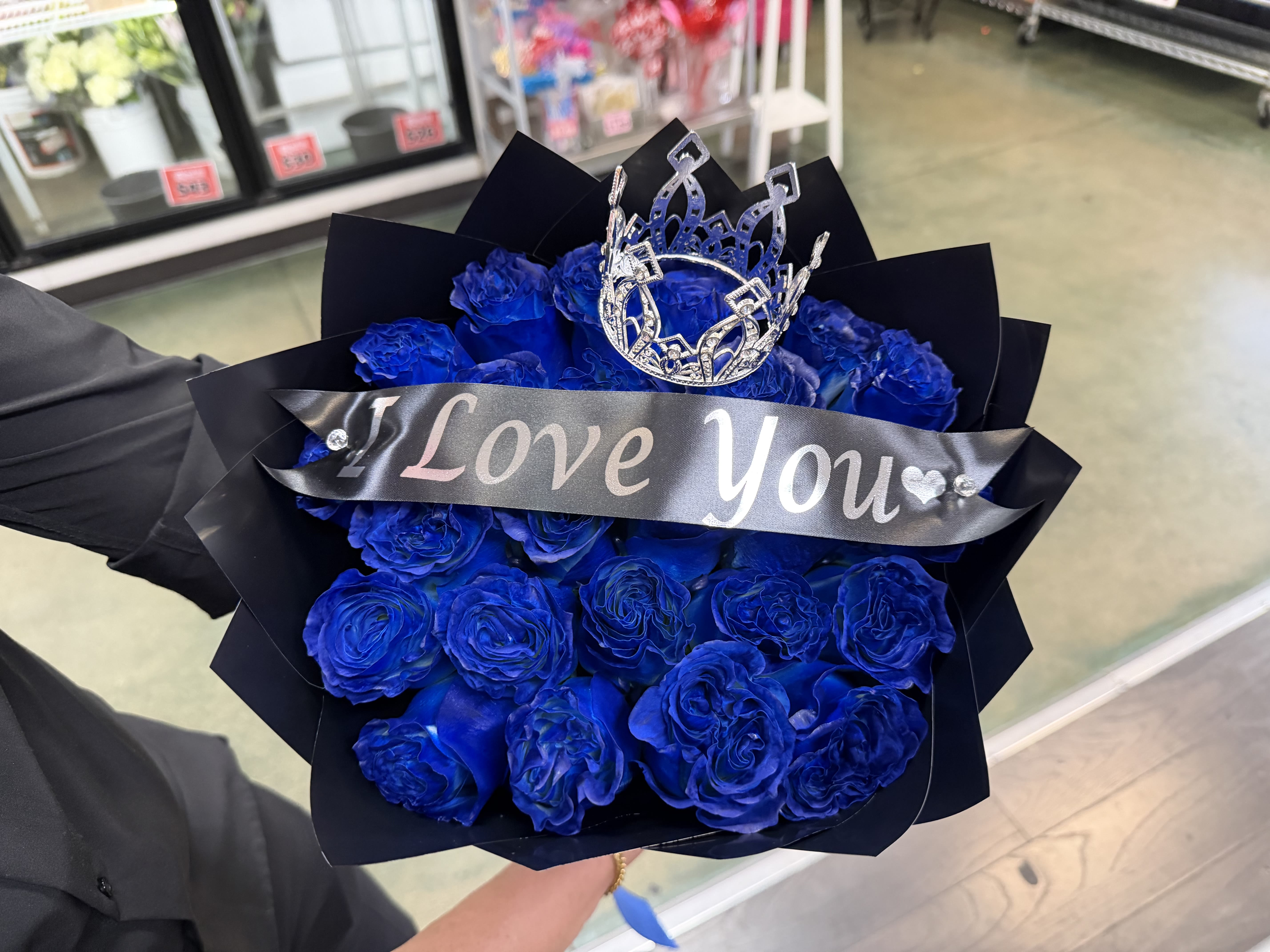 Azul Bouquet - These Roses are painted blue. 24, 36, or 48 Roses. You may request change in ribbon message during checkout.  Crown and Ribbon included in price.   !!WE HAVE MANY OTHER SPRAY PAINTS SO WE INVITE YOU TO CALL IF YOU’RE LOOKING FOR A UNIQUE COLOR!!