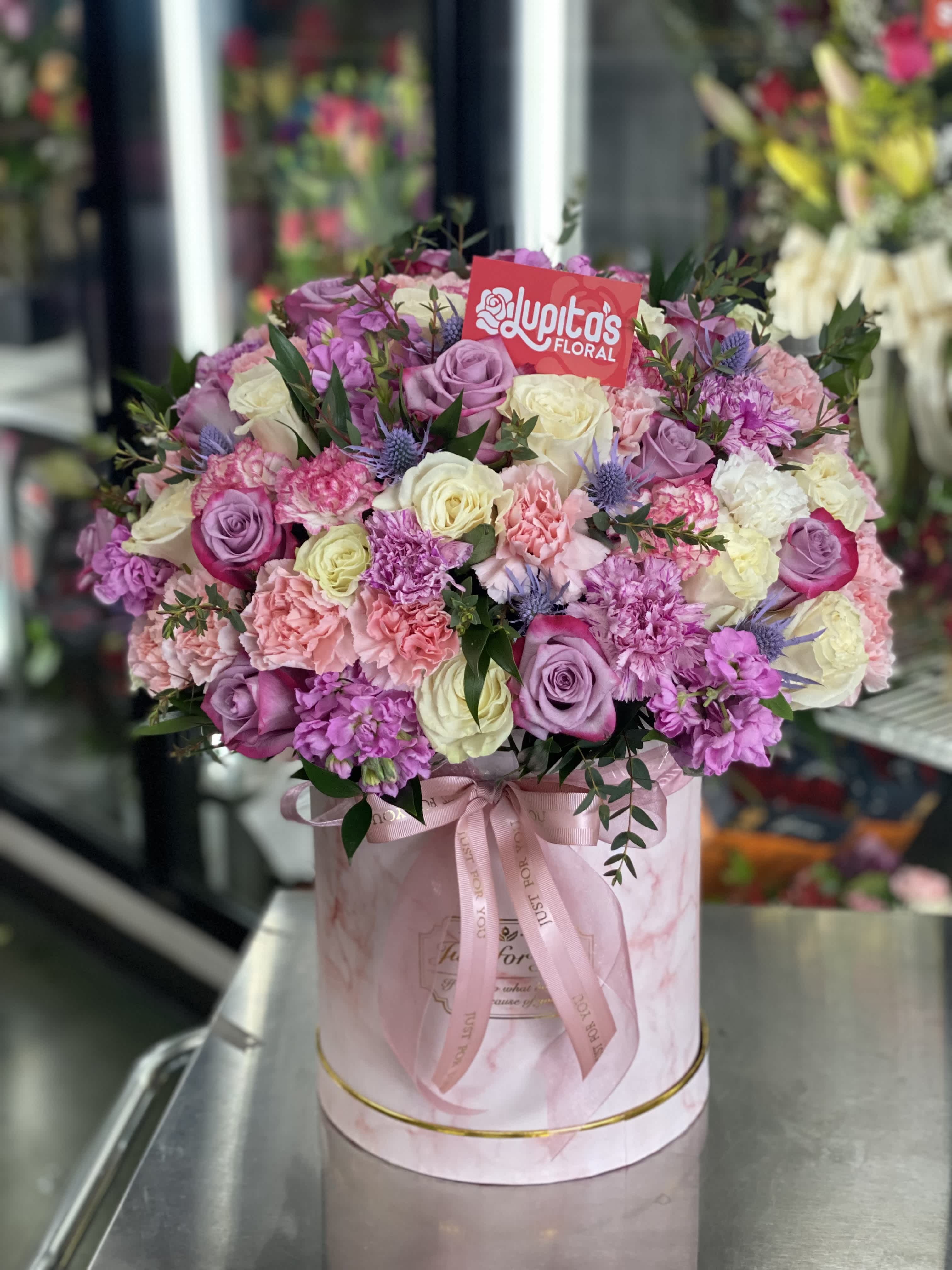Pastel mix Cylinder Box - 3 sizes in our cylinder boxes. These contain a STANDARD/EVERYDAY flower mix. Colors available: black, white, red, pink.  PLEASE TELL US YOUR COLOR PREFERENCES DURING CHECKOUT, OTHERWISE WE WILL CHOOSE THE COLOR BEST FIT AND AVAILABLE. Sizes :28*24cm,  26*22cm,  24*20cm