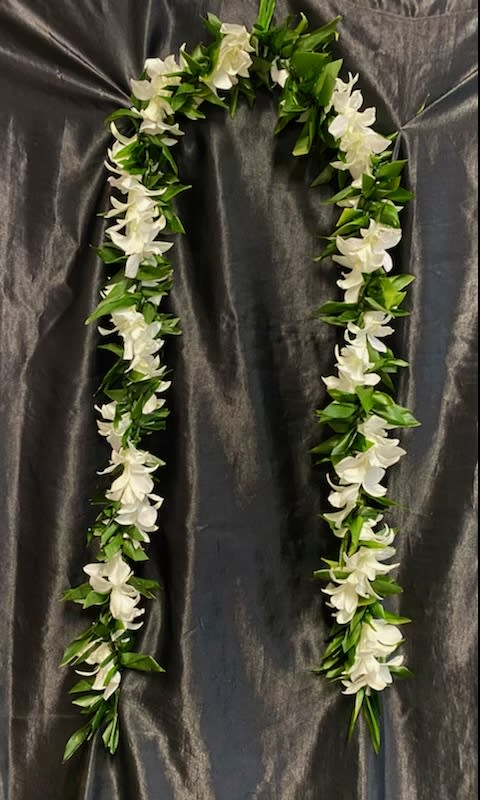 MAILE STYLE TI LEAF LEI ENTWINED WITH WHITE DENDROBIUM ORCHIDS - MAILE STYLE TI-LEAF LEI :   6 FEET LONG ENTWINED WITH WHITE  DENDROBIUM ORCHIDS.  Pictured  Also can be entwined with purple Sonya or a splash Sonya orchid 