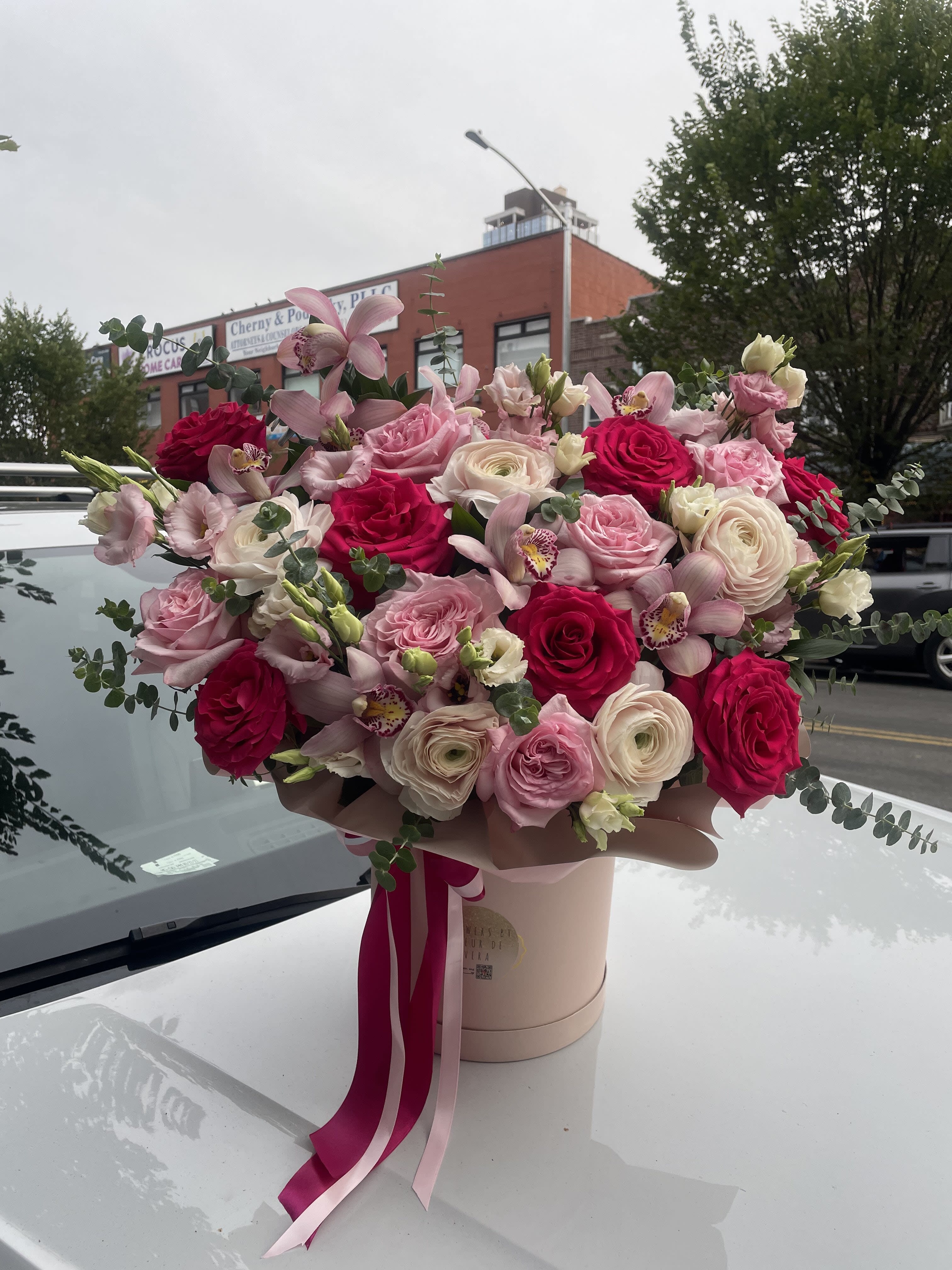 Magic Flowers Box. The photo shows a deluxe size. - The photo shows a deluxe size.