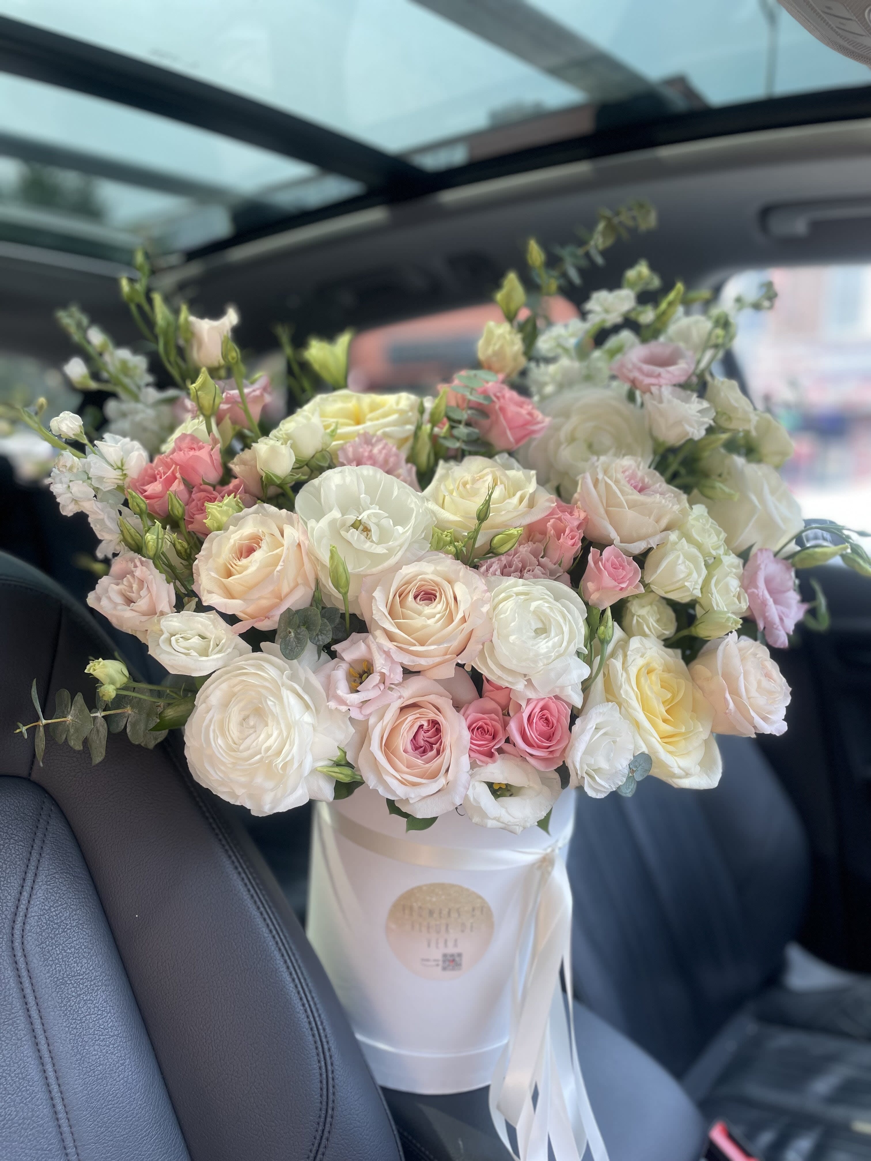 Pastel Flowers Box. The photo shows a standard size. - The photo shows a standard size.