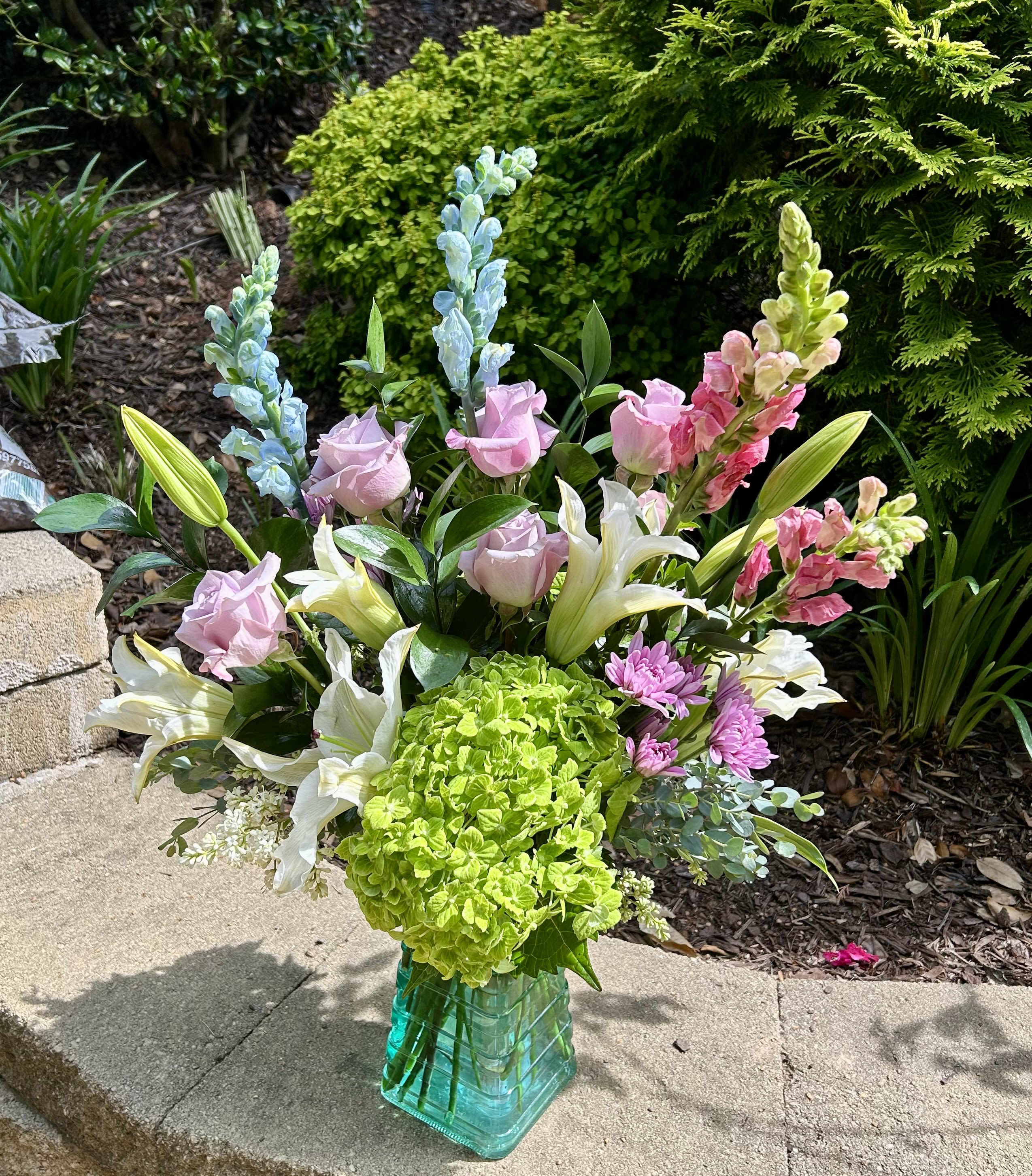 Heart’s Pirouette - Make their heart do pirouettes! Nothing spoils your loved ones like a grand bouquet of hydrangeas and roses.
