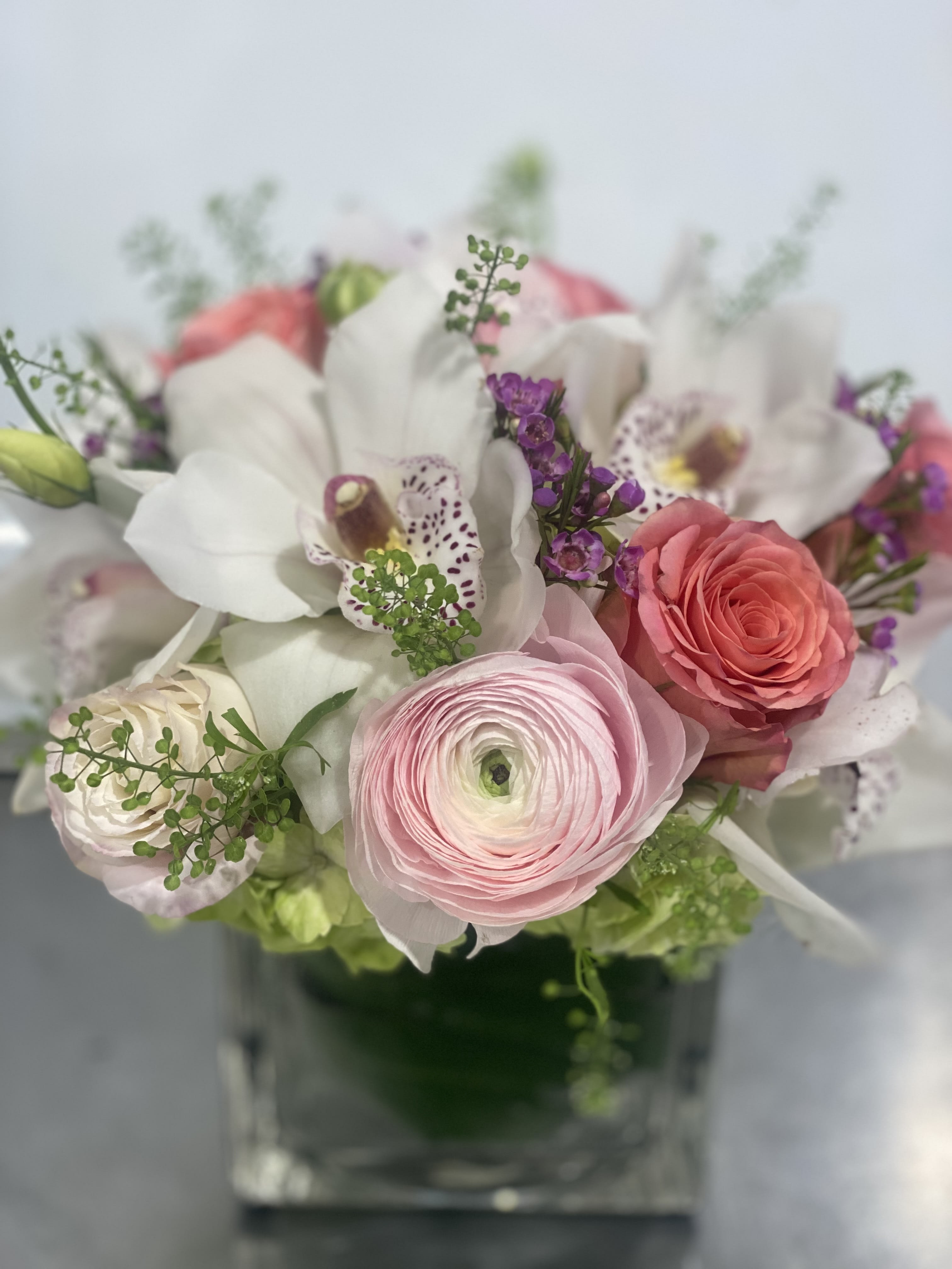 Beauty within - This lovely arrangement features the "Beauty Within". 