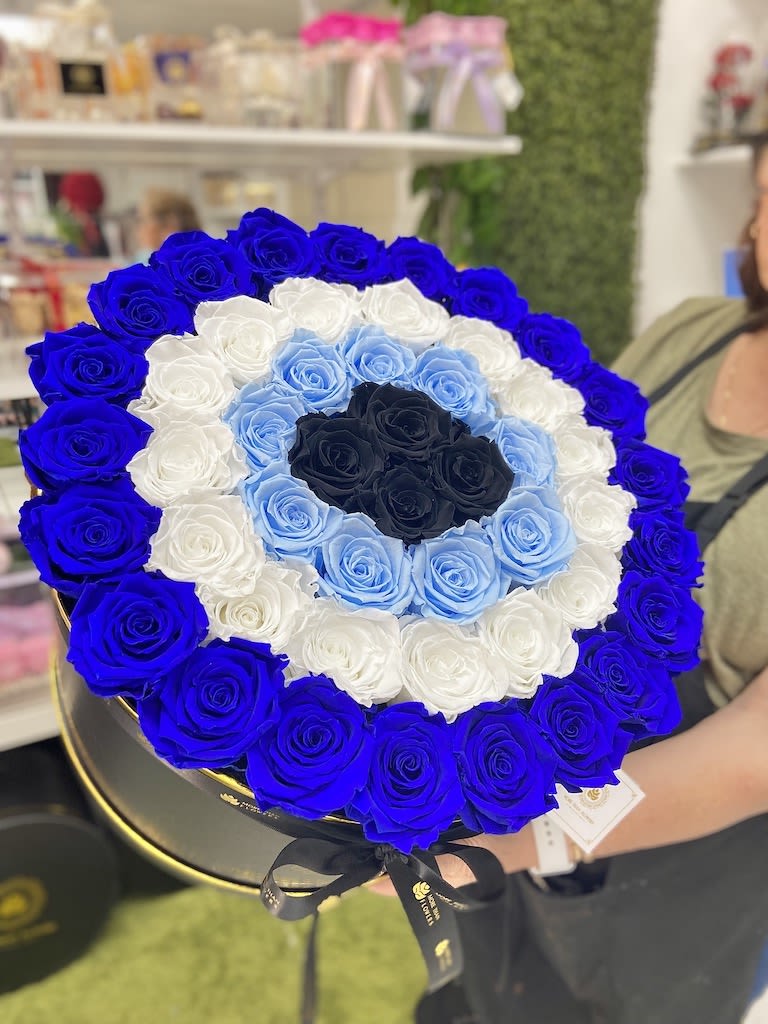 Magna Round Box Eternal Roses - Black Box, Blue Evil Eye - Magna Round Box Eternal Roses: We stopped the clock for our preserved roses to experience our Eternal Deluxe Collection timelessly. 48- 50 preserved roses decorated in our signature deluxe magna round boxes and completed with a bow and a personalized card message, trendy and fancy. Roses that Last 3 years.