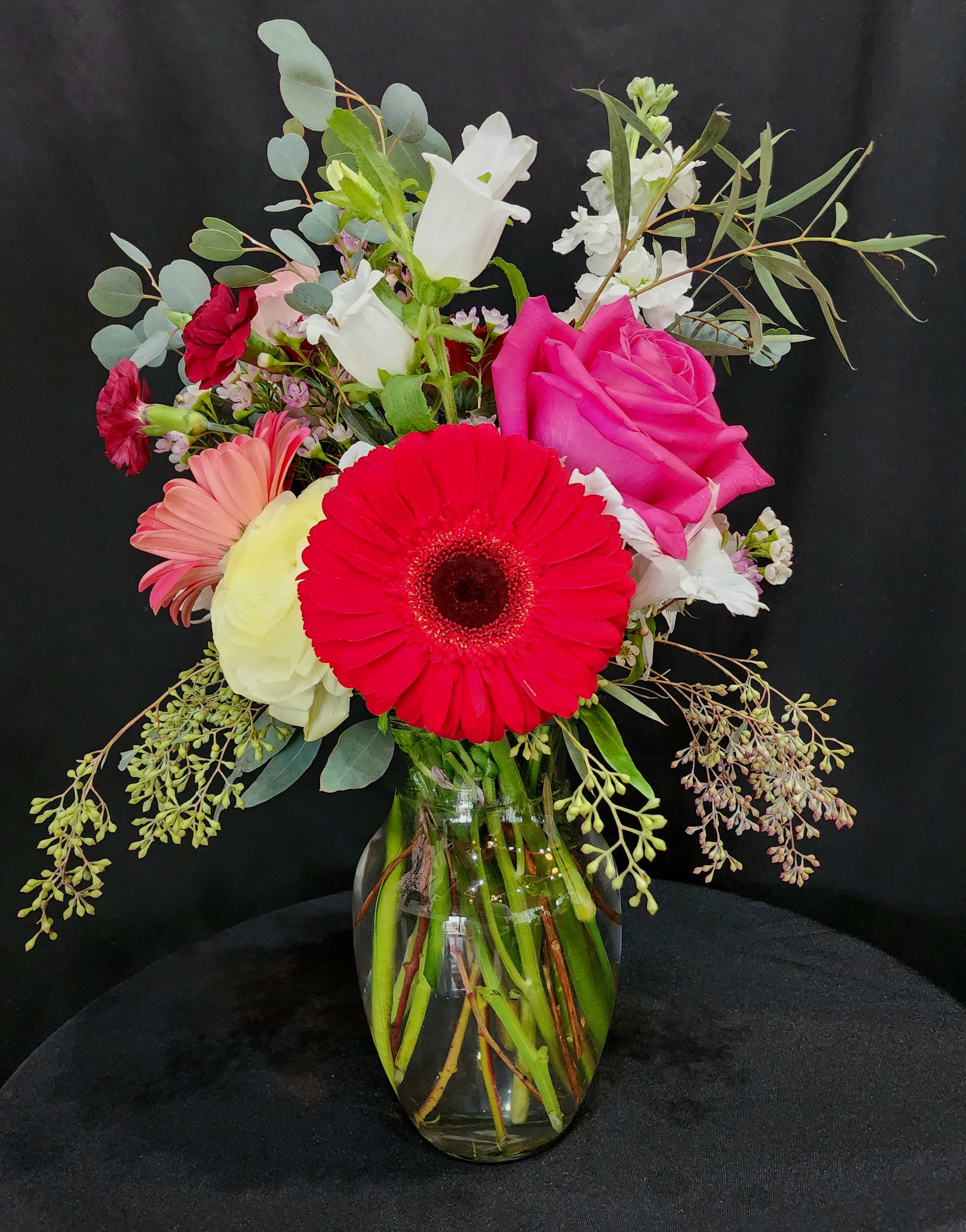 Pa la Morrita  - Para la morrita de tus sueños. Regalale este hermoso ramo a tu morrita en ese día especial para que te recuerde hoy y siempre. Este ramo de flores contiene rosas, gerberas, ranúnculos, campanulas, flores de wax, claveles y hojas verdes de eucalyptus.