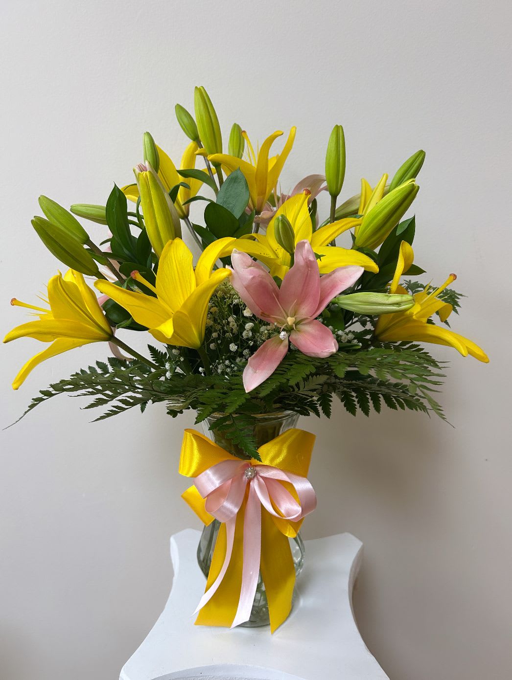 Lily’s  - An elegant glass jug full of freshness and color, adorned with beautiful yellow Lilies, a symbol of joy and prosperity, combined with pink Lilies, which convey sweetness, tenderness and love.   The contrast of warm and soft tones creates a harmonious, delicate and luminous design, ideal for giving away birthdays, anniversaries or simply to illuminate any space with a touch of natural elegance.  8 LILIES  4 YELLOW  4 PINK 