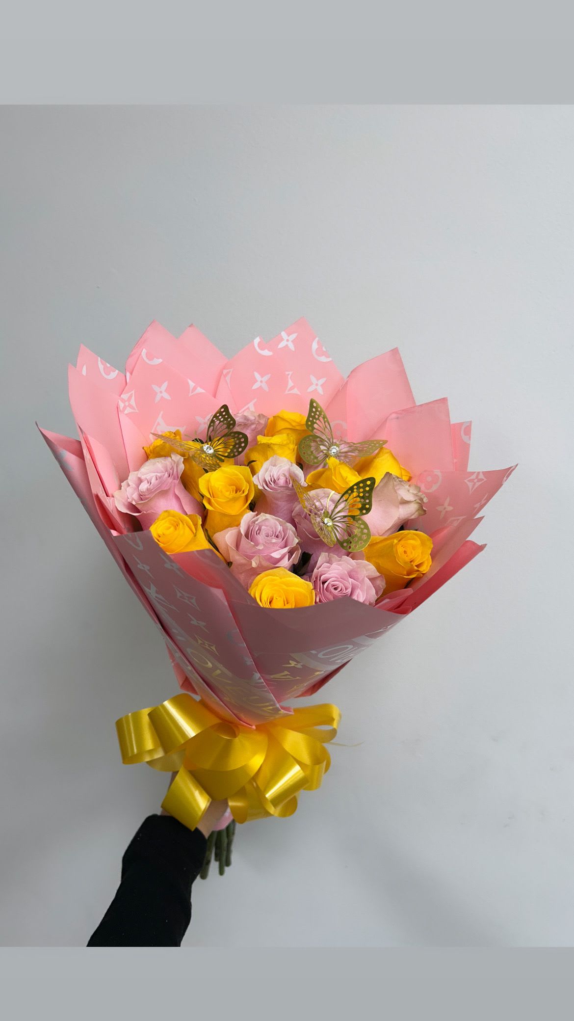 Sweet bouquet - Beautiful bouquet composed of delicate pink roses and vibrant yellow roses, carefully combined to convey joy, tenderness and love. A fresh and colorful design, perfect to celebrate birthdays, anniversaries or to brighten up the day of that special person.  STANDARD 18 ROSES  DELUXE 24 ROSES  PREMIUM 36 ROSES 
