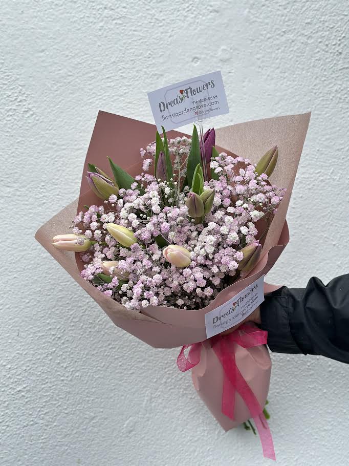 Need your Tulips - Tulip hanheld with light lavendar baby breath