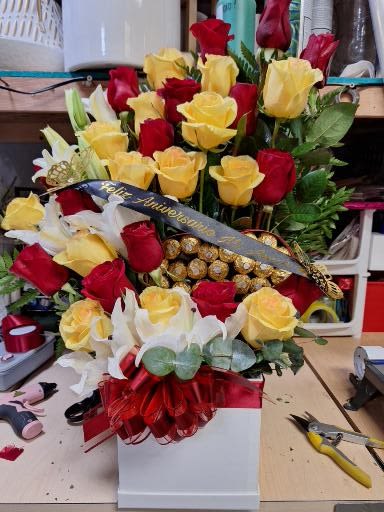 Explocion de Amor - Hermoso diseño floral a dos tonos,  (chocolates y listón optional y costo adicional $14.99 c/u )