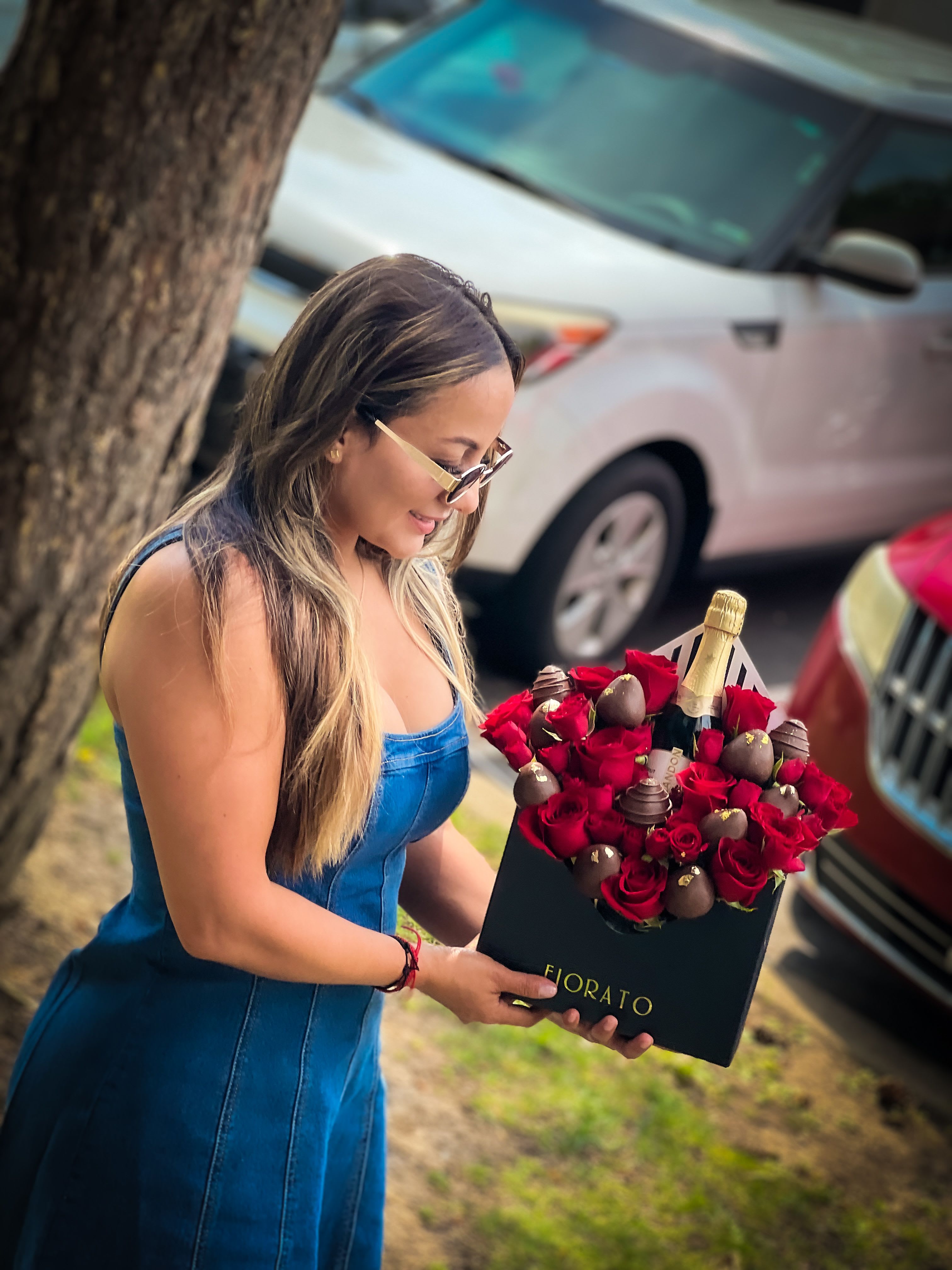Royal Rouge -  A tribute to passion and luxury. Velvety red roses, hand-decorated chocolate-covered strawberries, and an elegant bottle at the center — all beautifully arranged in our signature Fiorato black box.A gift that speaks for itself: intensity, detail, and celebration in one stunning piece.