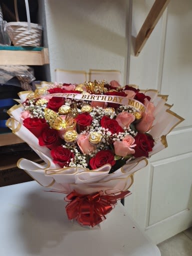 Delicioso - 2 Dz. de Rosa's y gipsófila (Liston opcional y costo adicional de $14.99 )