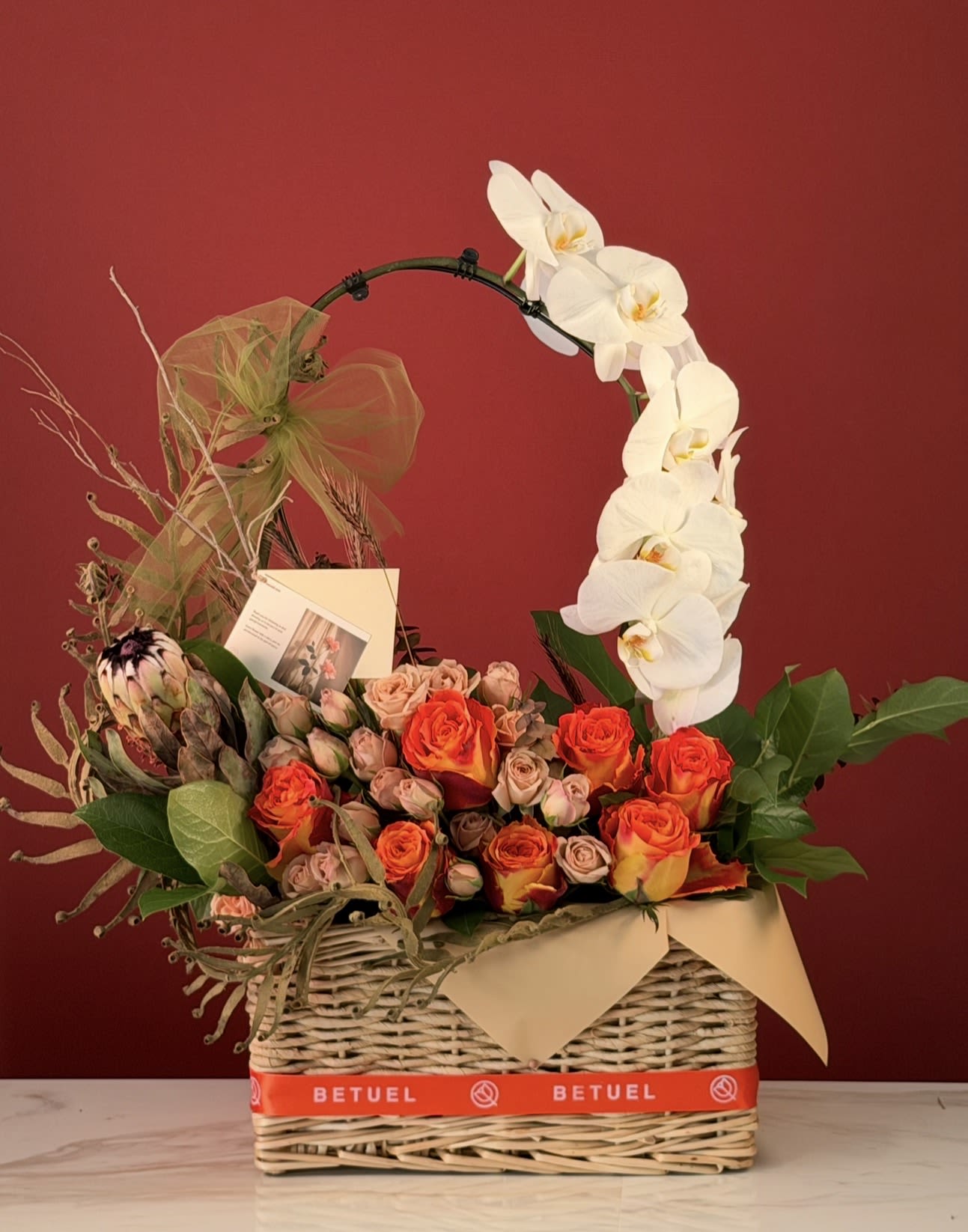 Rustic elegance - Rustic- Elegant Style( Boho chic): combines natural elements and traditional touches (wicker basket and dried branches)whit high- end flowers such as orchids and proteas