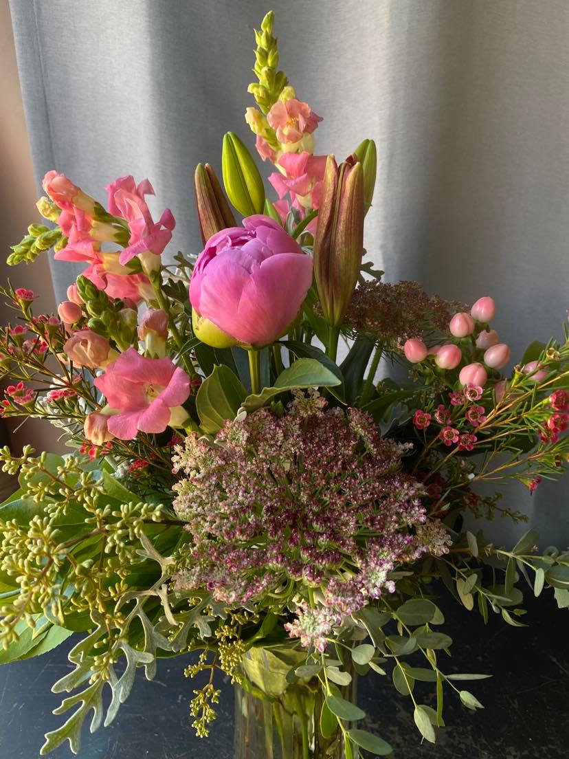  Pink Mix - An a ray of light pink flowers arranged in a garden vase .