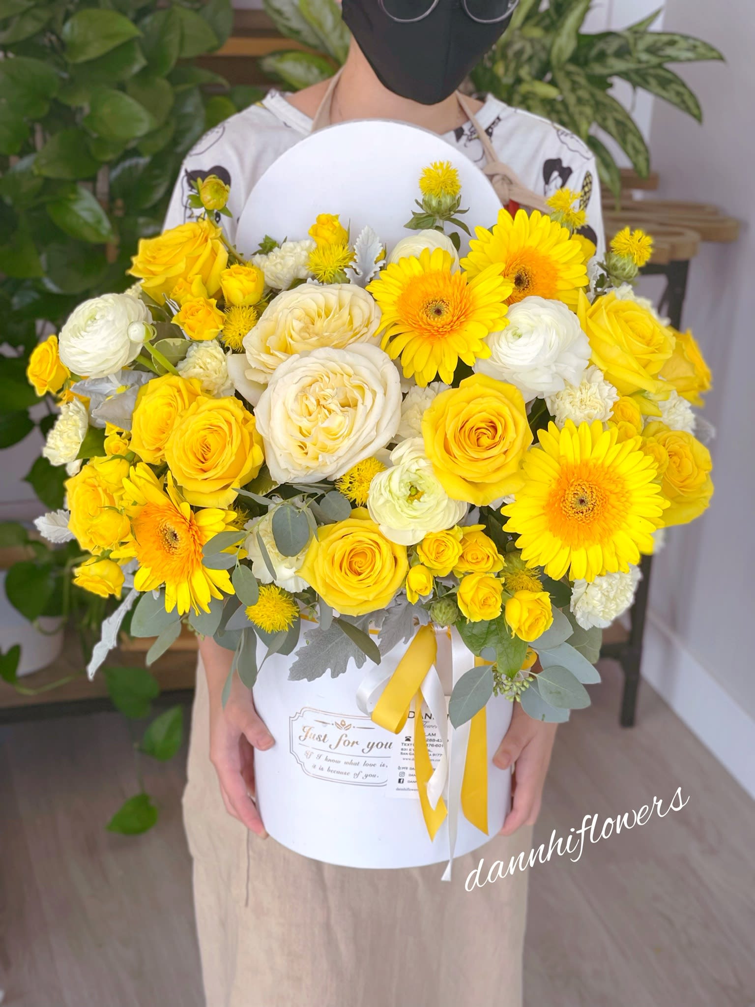 Bring happiness  - Photo is STANDARD price. DELUXE will have more roses.