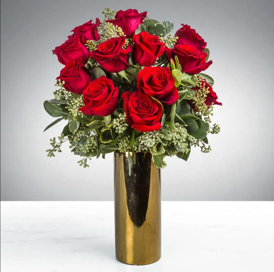 In Vogue By BloomNation™ - Do you love someone who has impeccable taste? Don’t know what to get them? Stay In Vogue with this lovely arrangement. Timeless, beautiful, flawless. Are we describing this arrangement, the recipient, or ourselves? You will never know. 