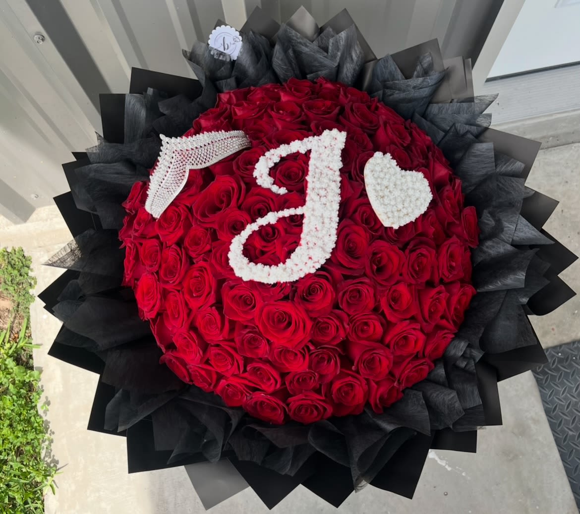 Bouquet con letra - Tenemos estos hermosos bouquets en diferentes tamanos y diferentes colores lo que el cliente pida los asemos en 24 rosas 50 rosas y 100 rosas y el papel lo que el cliente prefiera.