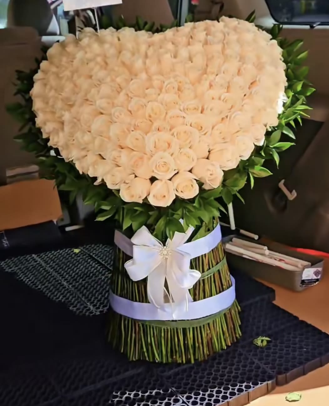 Peaceful heart treet - Deluded fancy white heart in the treet you can choose any color of roses you want