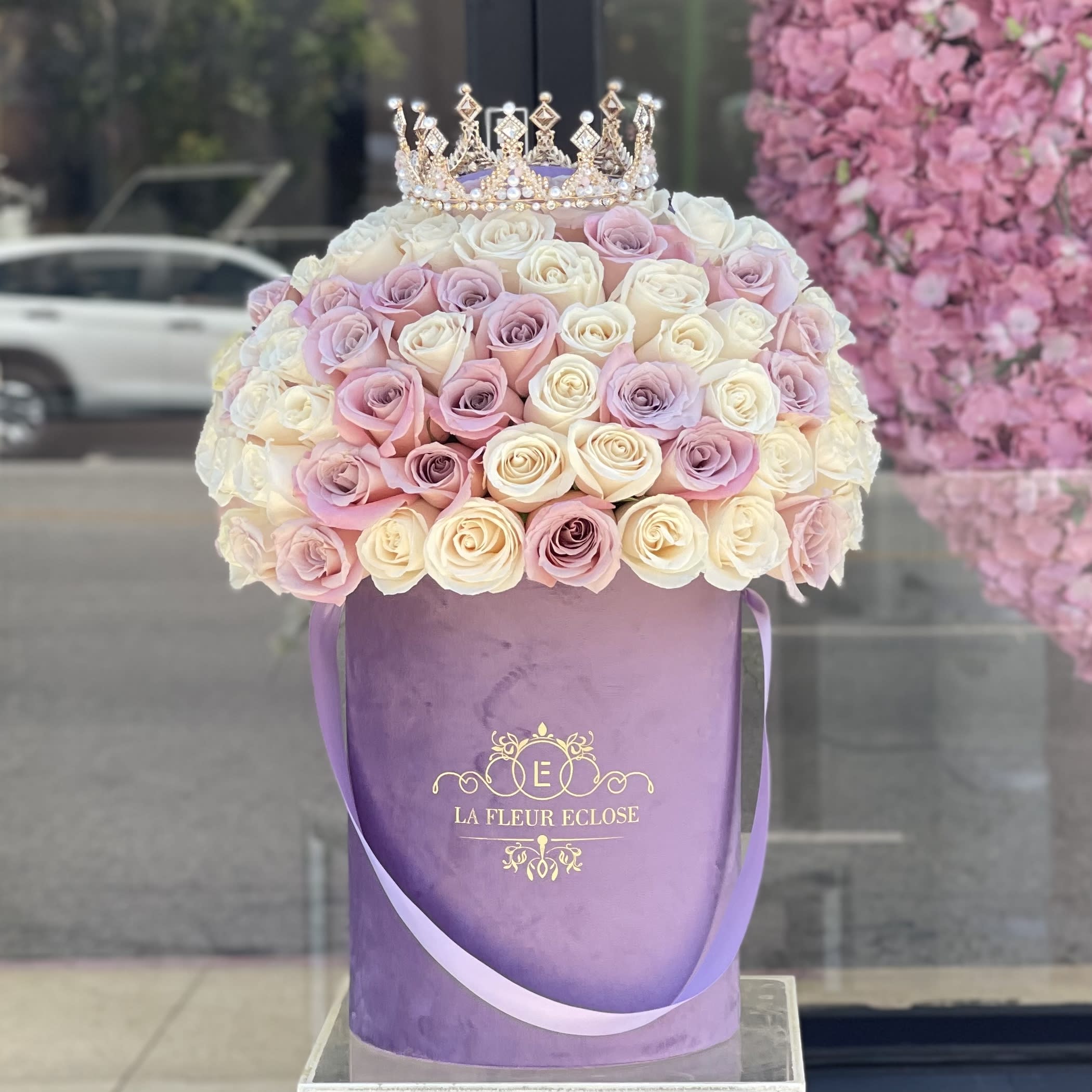 French Riviera with the crown V - Fresh roses in our Lavender box with the crown on the top  Standard - 50 roses Deluxe - 75 roses Premium - 100 roses