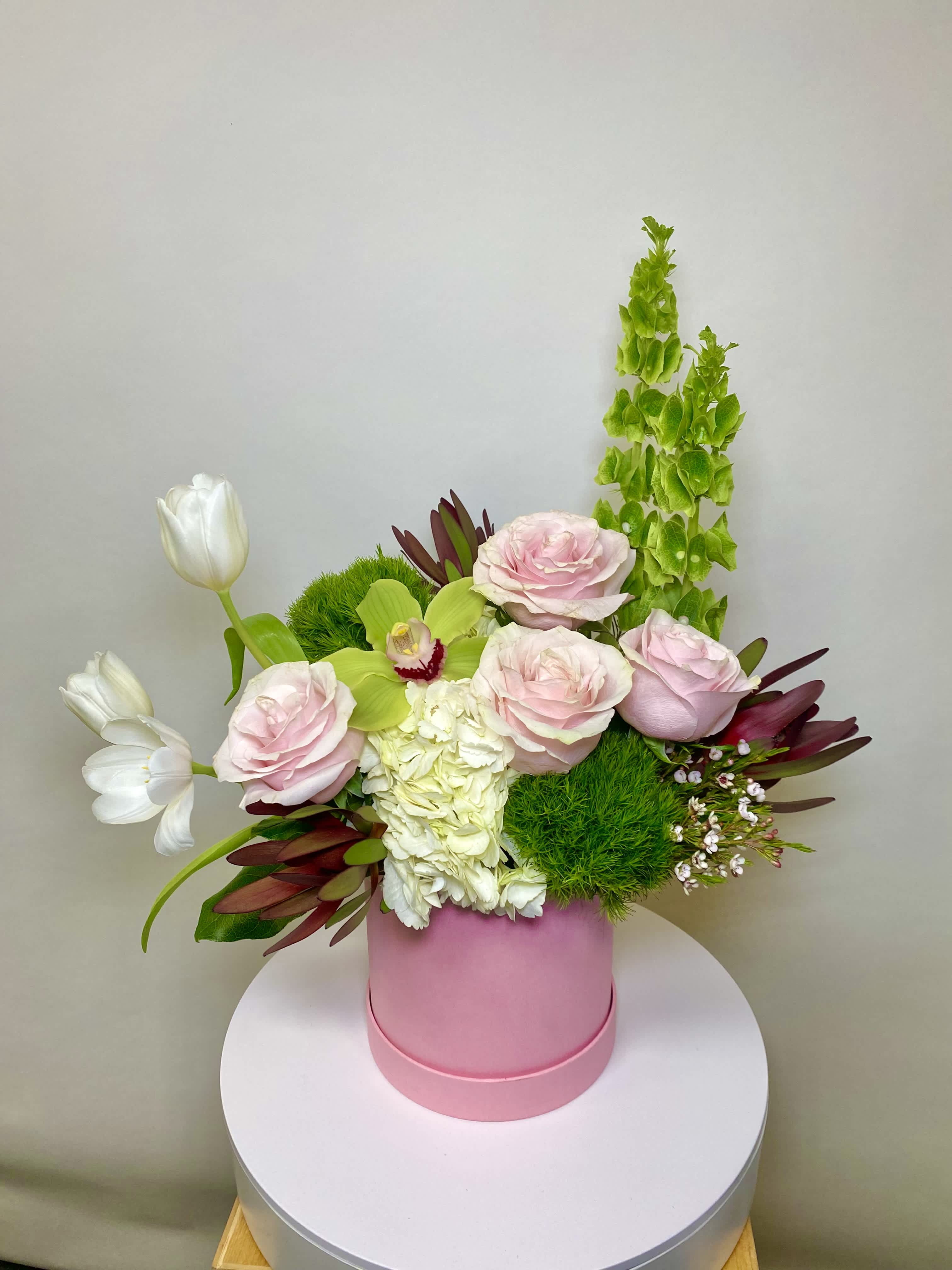 Blushing Beauty 0034 - Roses, hydrangea, Irish bell, safari sunset