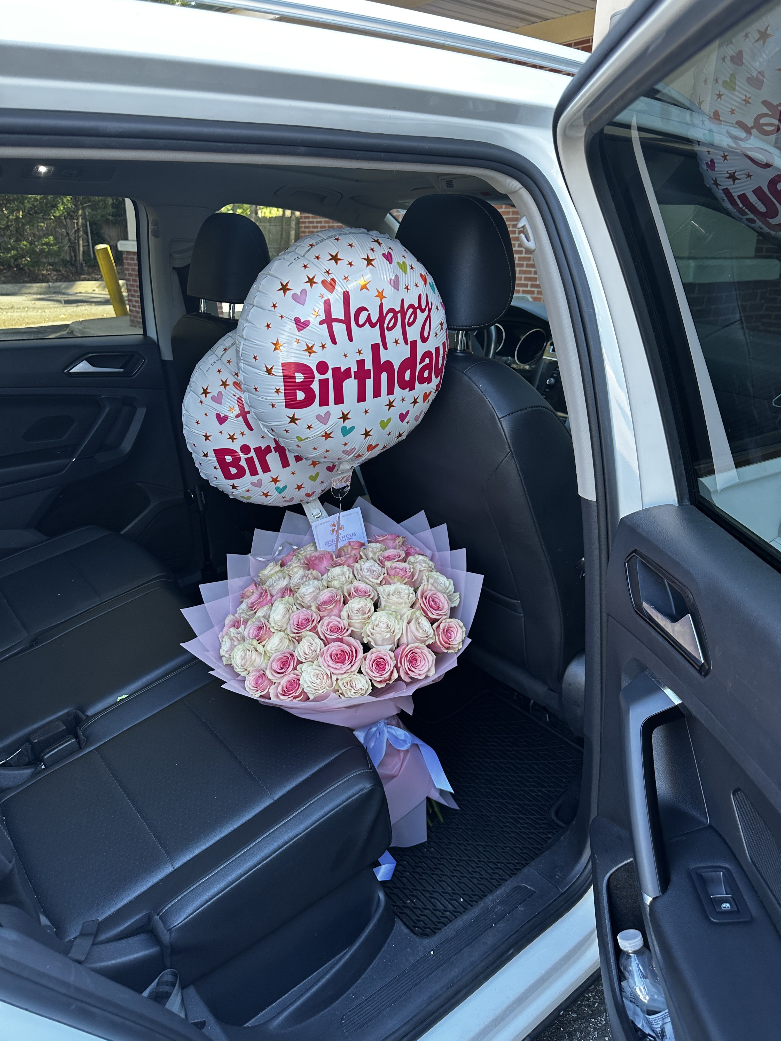 Ramo de 50 rosas para cumpleaños en Medford New York - Este es un hermoso Ramo de 50 rosas para cumpleaños que se entrego en Medford New York, el precio incluye los dos globos.  Rosas de 60 centimetros.