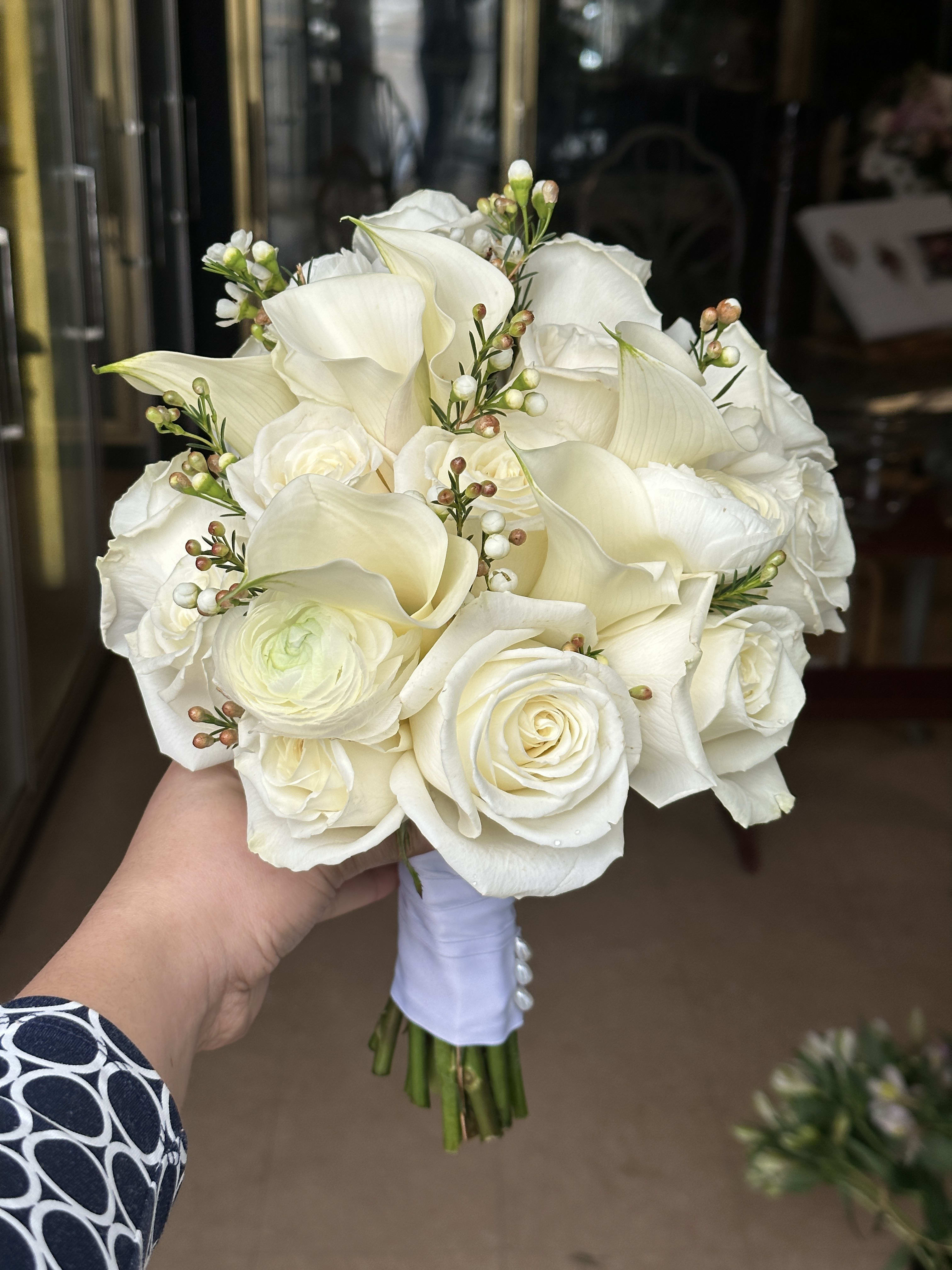 Ramo de novia estilo "Domo" (incluye boutonnier para el novio) - Es un ramo de novia compacto.  Las imágenes son como punto de referencia, podrán existir ligeras variaciones en el diseño que recibirás.  Seleccionarás la fecha de envío en el siguiente paso. Los cargos por envíos se calculan en la pantalla donde realizarás el pago.