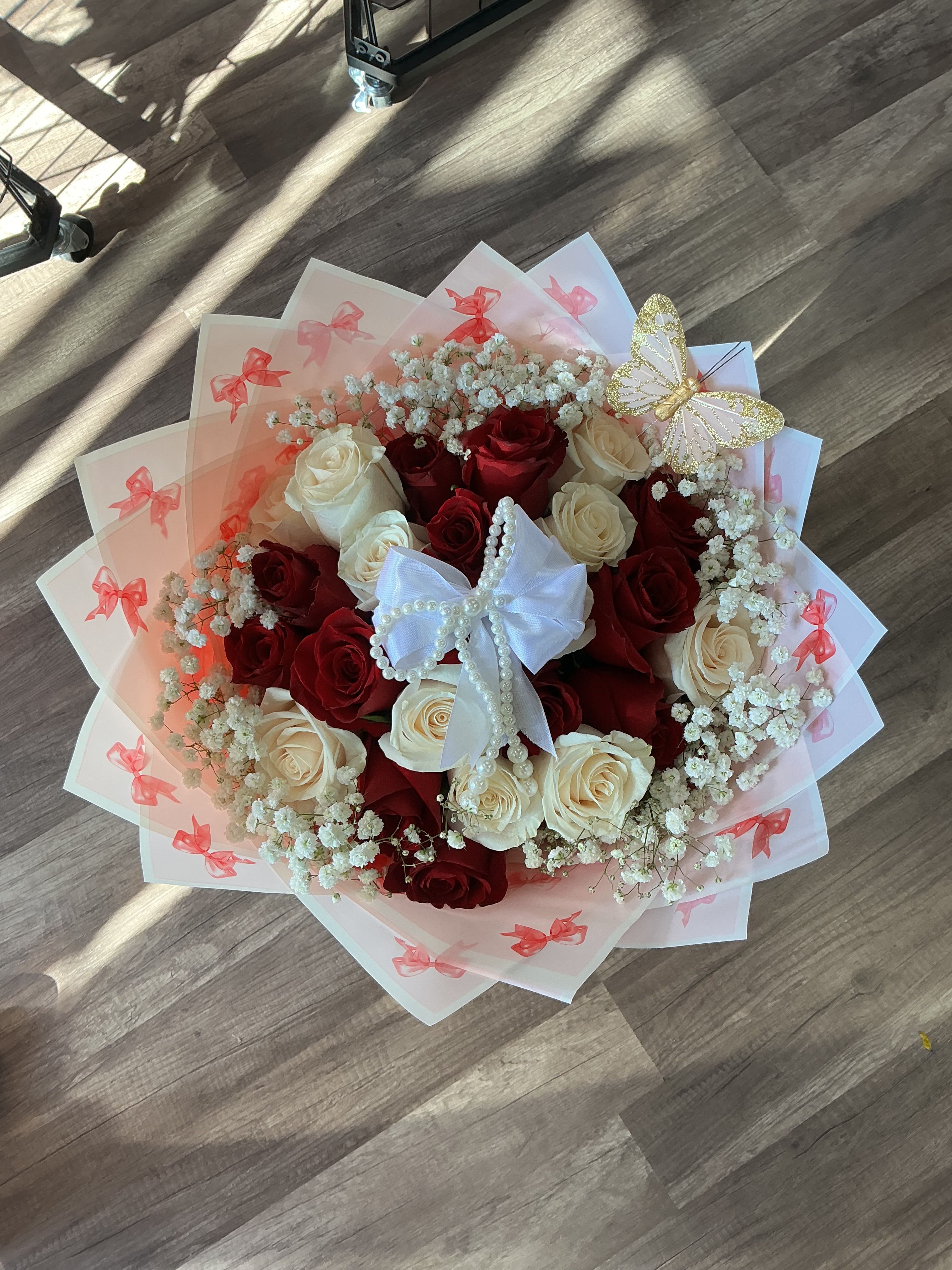 Ramo Buchon "Baby love" - This amazing bouquet made of fresh roses Will satisfy your love one , white roses and red with a nice bow , and cute wrap paper that add a special view 