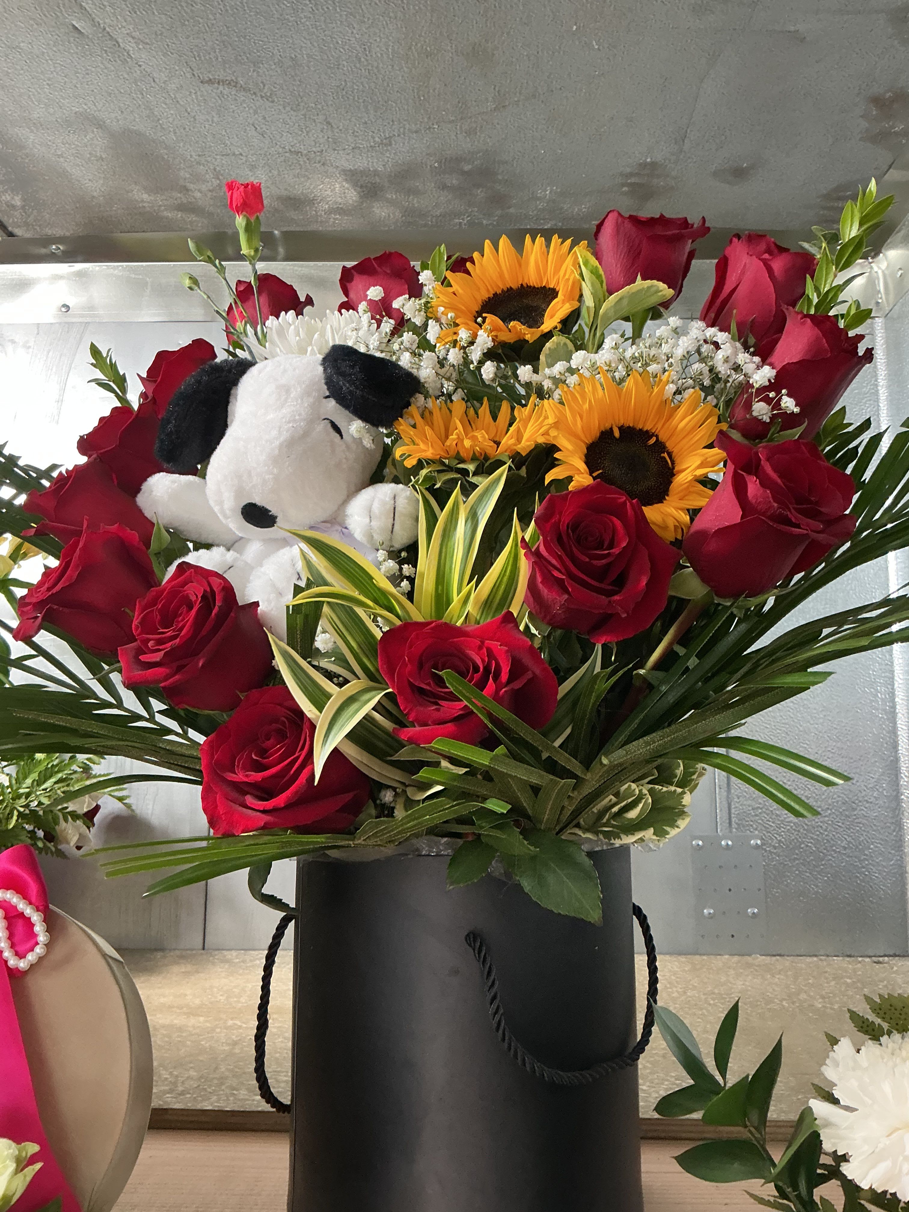 "Baby Snoopy" Flower Box - A great arrangement of sunflowers and red roses made of love ,ready to surprise a love one 
