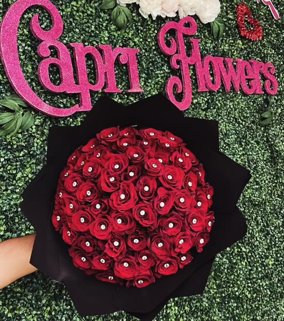 Diamond Buchon Ramo - Elegant Ramo Buchon perfect to impress your love. Adorn with Diamond pins for that elegant touch. Red fifty count roses