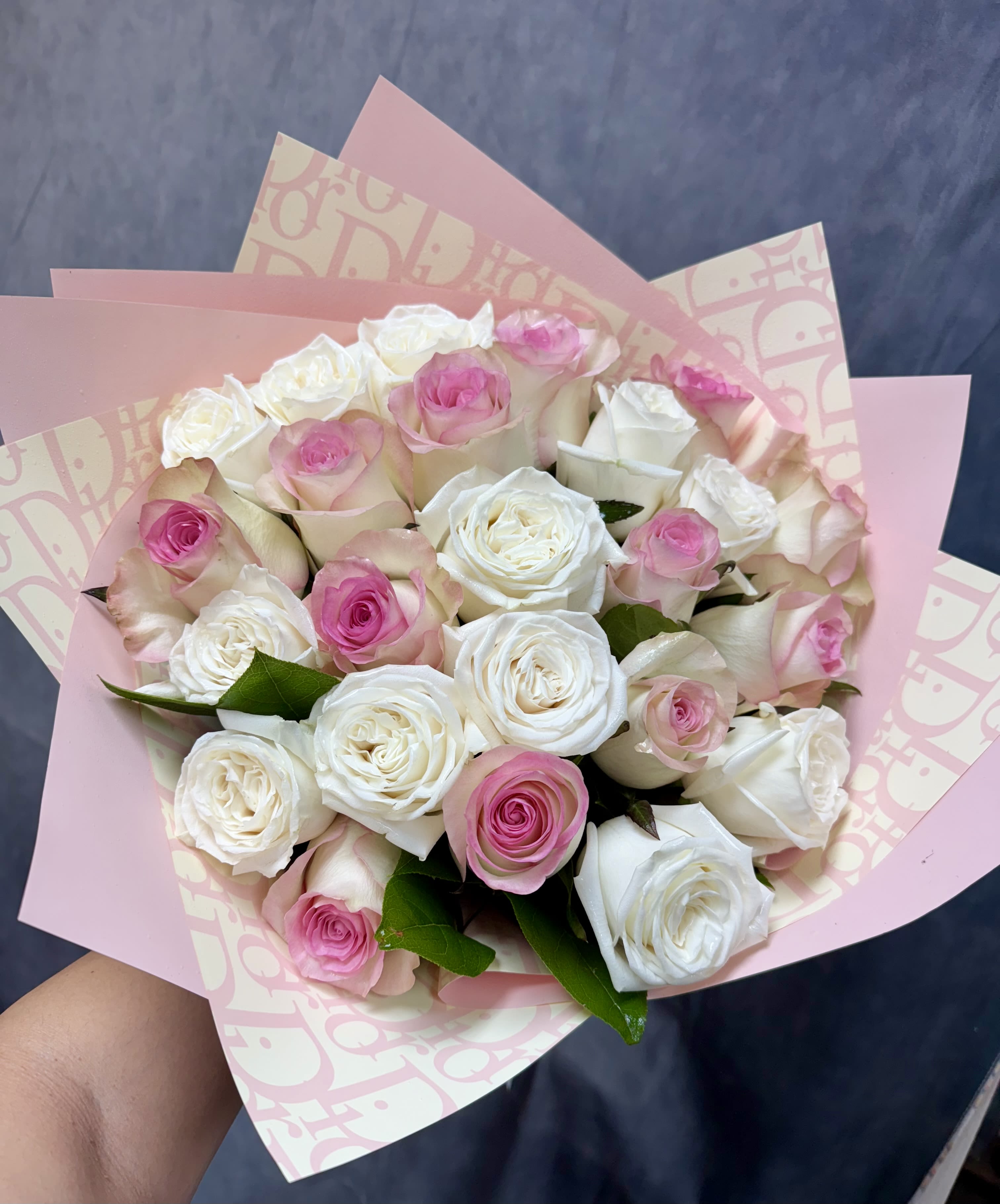 Pink White Elegant Roses bouquet - Such an elegant bouquet of pink and white roses, exuding timeless elegance charm. Perfect for celebrating love, gratitude or special moments. 
