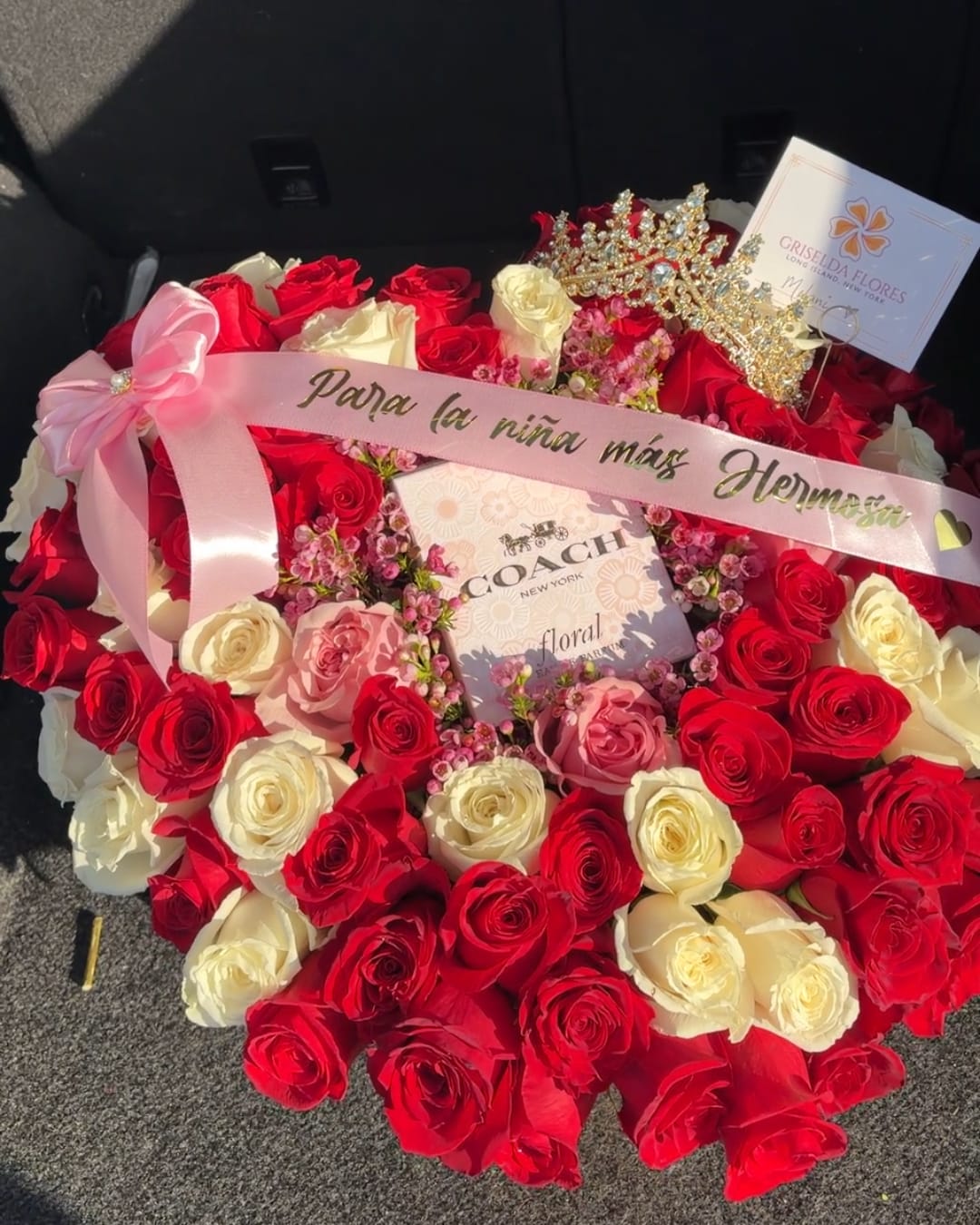 Corazon de 75 rosas en Long Island New York (el precio no incluye el perfume) - Este arreglo en forma de corazón incluye 75 rosas, el listón con texto personalizado y la tiara.  El precio de este arreglo no incluye el perfume. Si deseas agregar el perfume de tu preferencia puedes ordenarlo por tu cuenta y enviárselo a Griselda Flores. Contáctala primero al 631-809-6363 para notificarle y tu puedas recibir la dirección donde se lo puedes enviar. Tambien si deseas que Griselda te lo compre por su cuenta de igual forma llámala directamente.