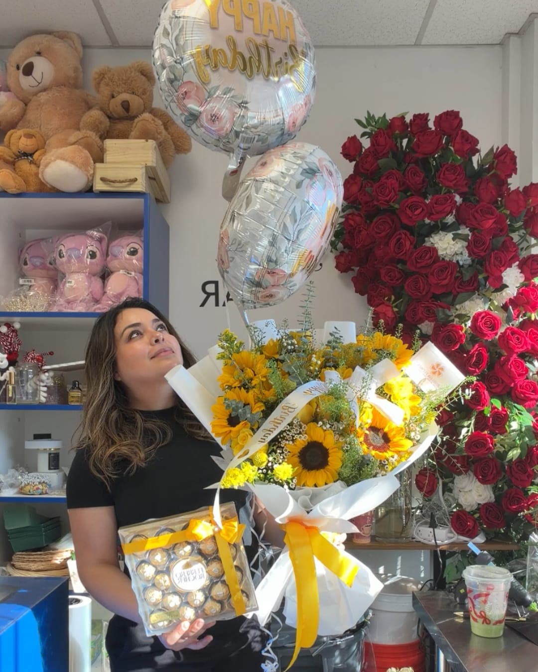 Ramo de girasoles y rosas, caja de chocolates y globos para cumpleaños en Long Island New York - Ramo de girasoles y rosas, caja de chocolates y globos para cumpleaños en Long Island New York